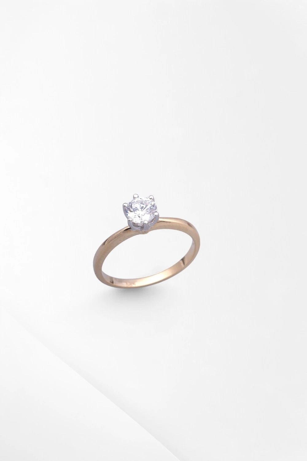 Aşkın Güvenli Simgesi: 14 Ayar Altı Tırnaklı Çift Renkli Tektaş Yüzük 2,49 GR Ürün Kodu: YZ07920