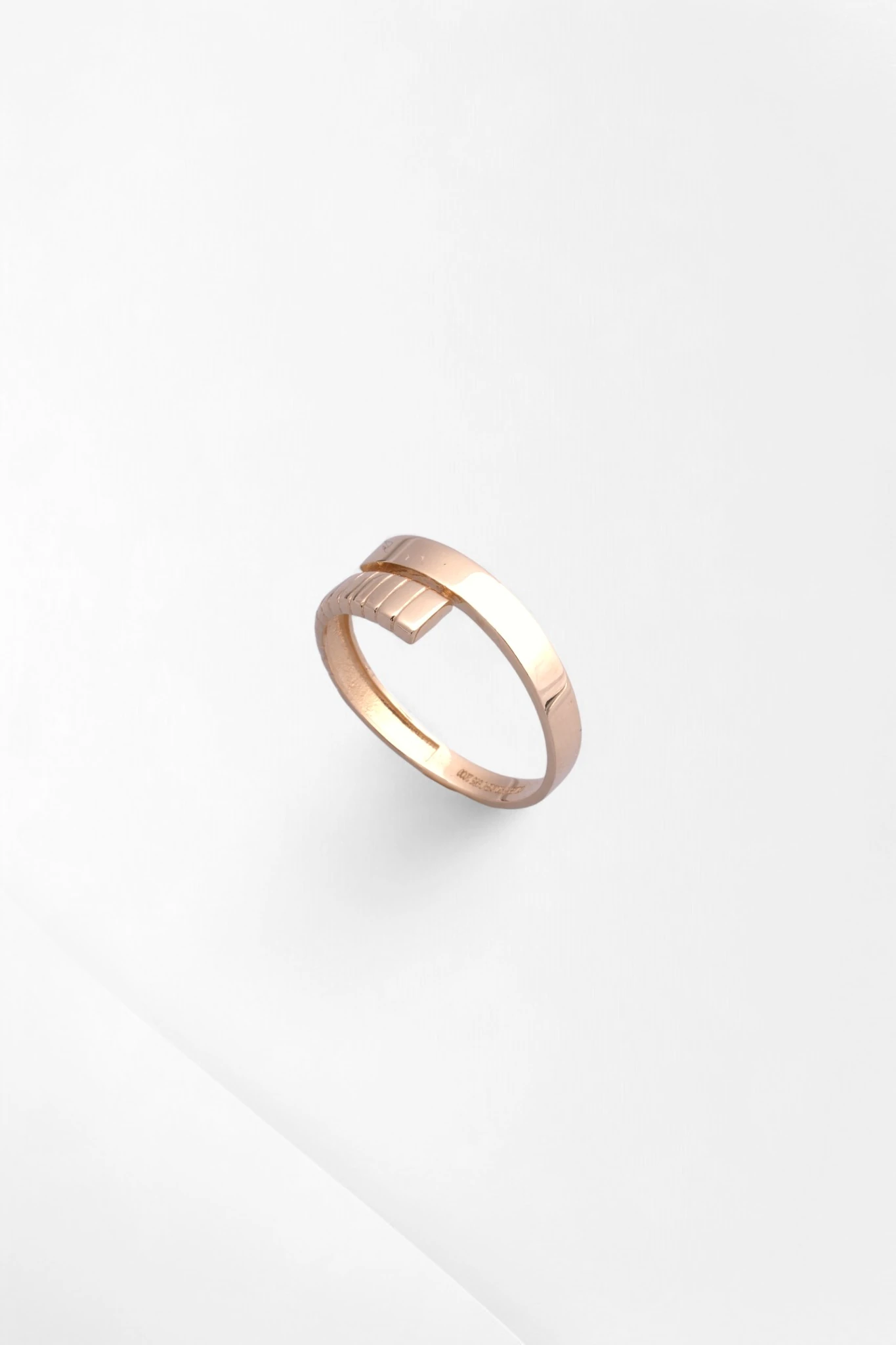 Modern Zarafet: Çilek Konsept 14 Ayar Rose Altın Minimalist Sarmal Yüzük 15 Ölçü 1,64 GR Ürün Kodu: YZ08643