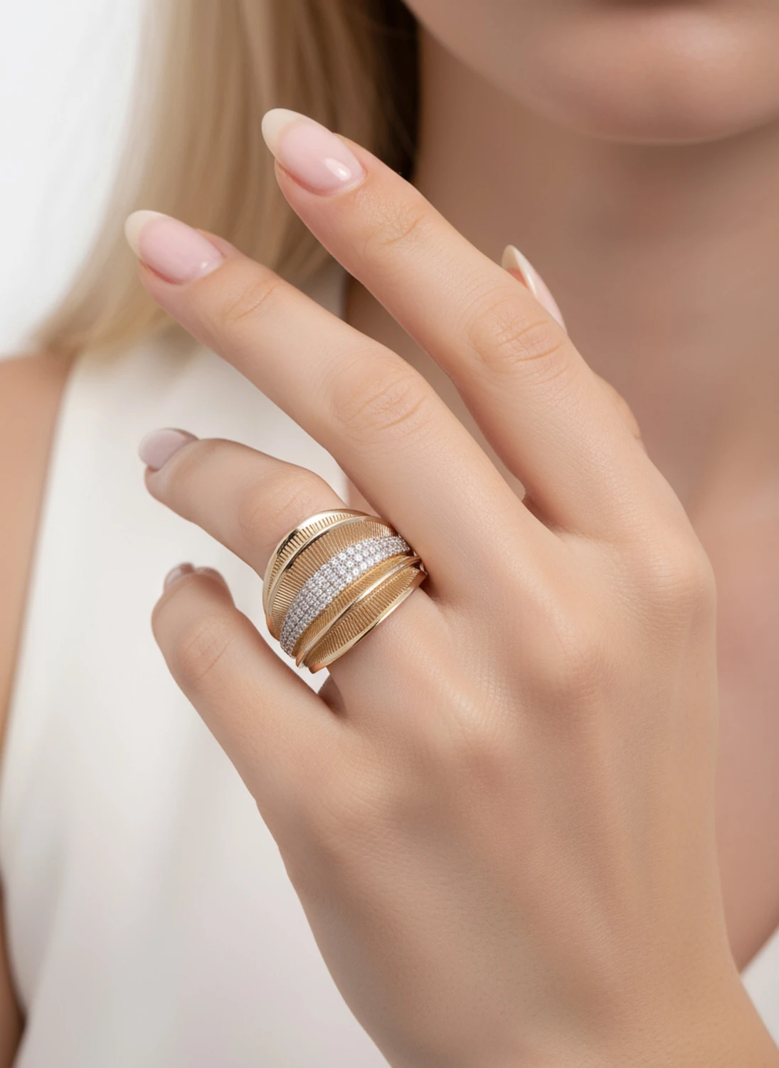 İhtişamlı Duruş: Çilek Konsept 14 Ayar Altın Geniş Taşlı Tasarım Yüzük 16 Ölçü 5,69 GR Ürün Kodu: YZ08636