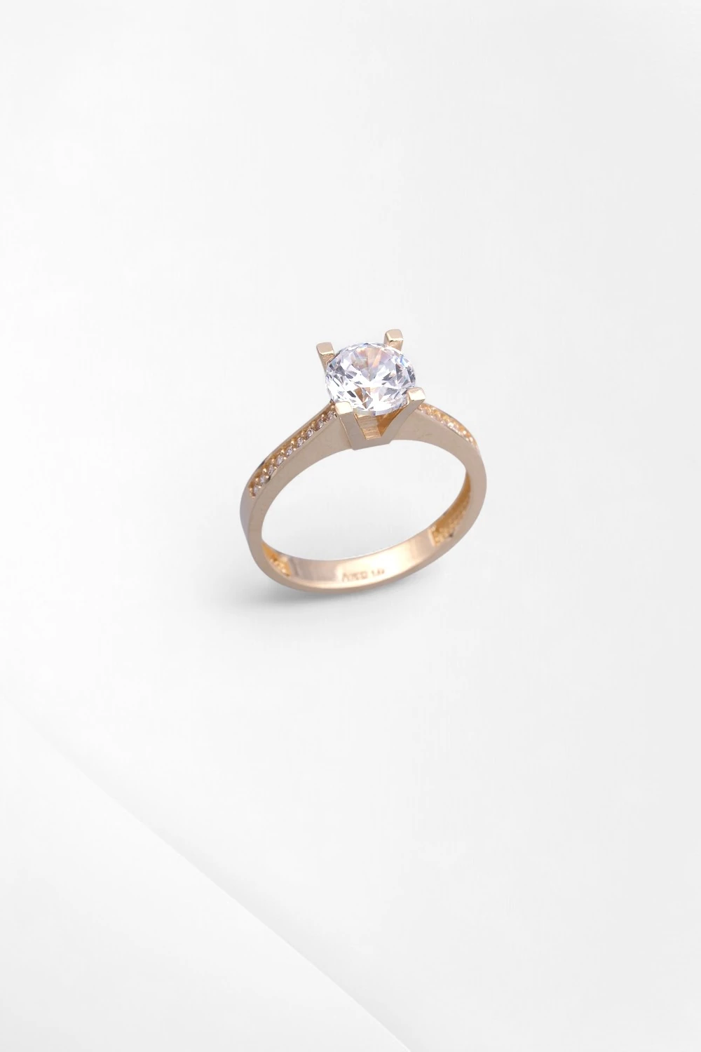 Işıltılı ve Değerli: 14 Ayar Sıra Taşlı Zirkon Tektaş Yüzük 2,95 GR Ürün Kodu: YZ08378