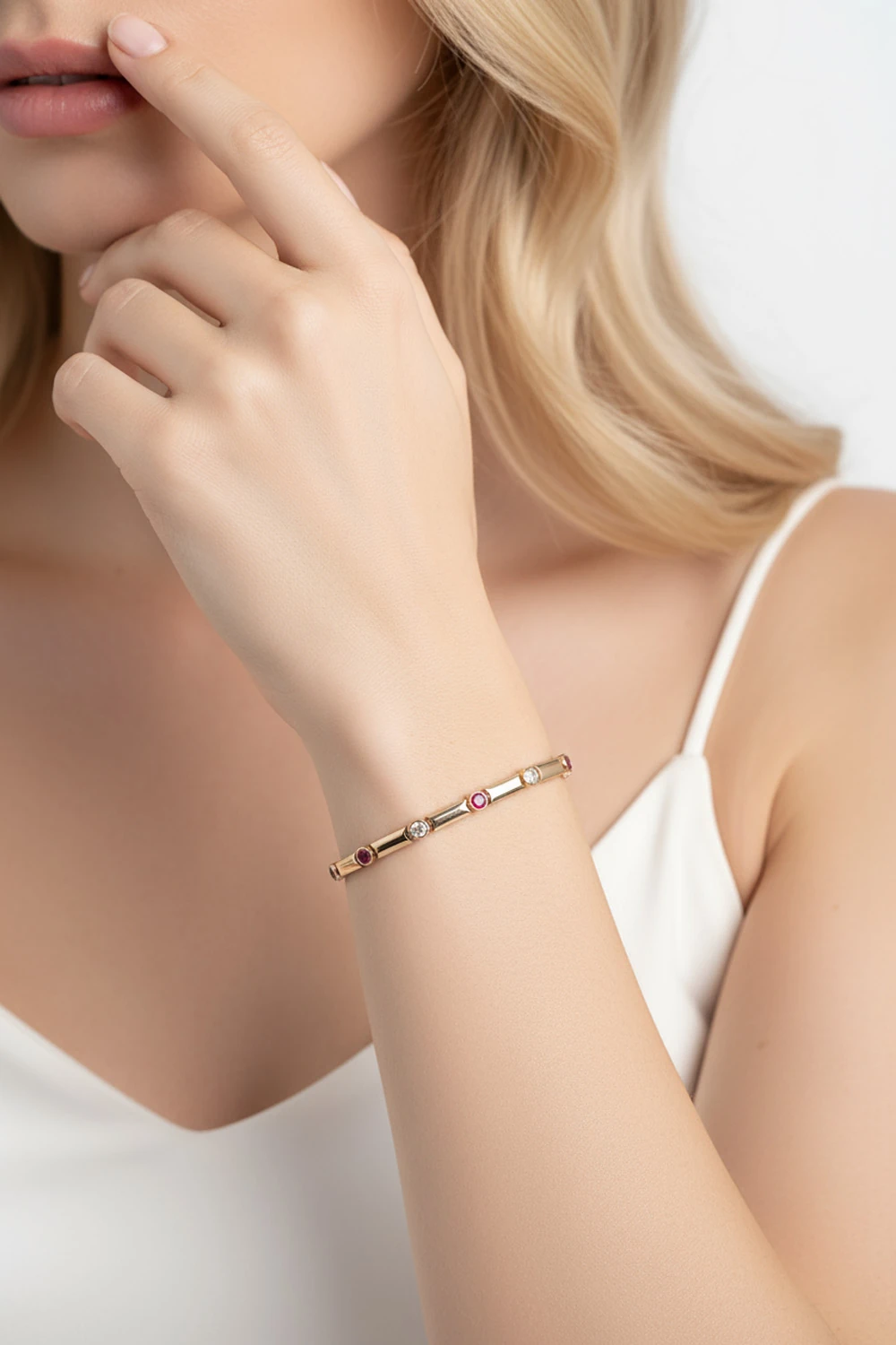 14 Ayar Altın Kırmızı ve Beyaz Taşlı Modern Bileklik: 6.88 Gramlık Göz Alıcı Tasarım Ürün Kodu: KNY6179