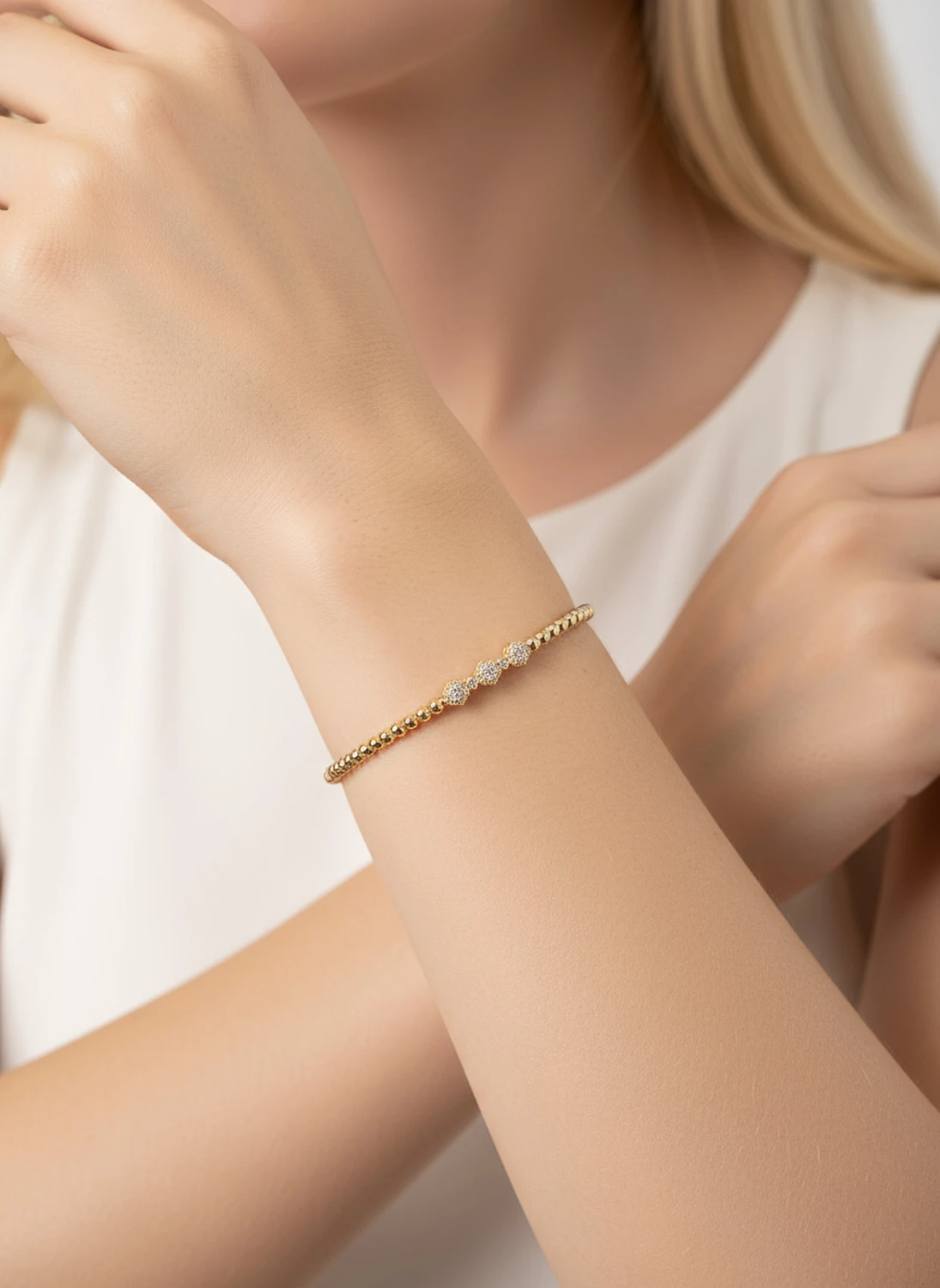 Zarafetin Işıltılı Yansıması: 14 Ayar Altın Taşlı Dorika Kelepçe Bilezik 7 GR Ürün Kodu: KLP2577