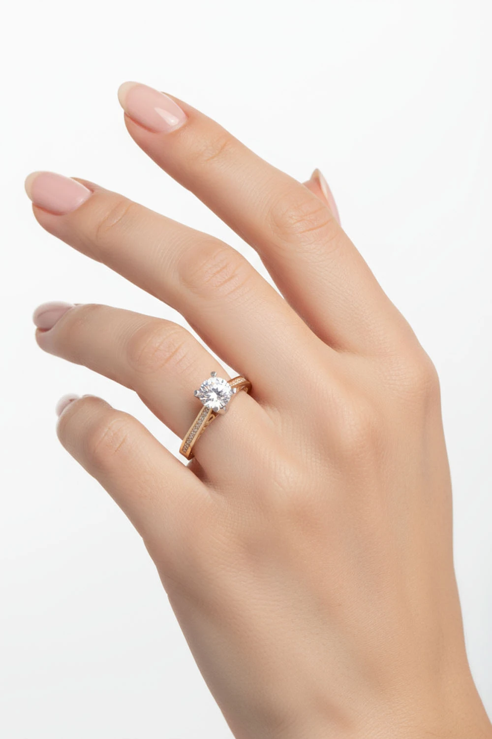 İşlemeli Zarafet: 14 Ayar Sıra Taşlı Çift Renkli Tektaş Yüzük 2,37 GR Ürün Kodu: YZ04180