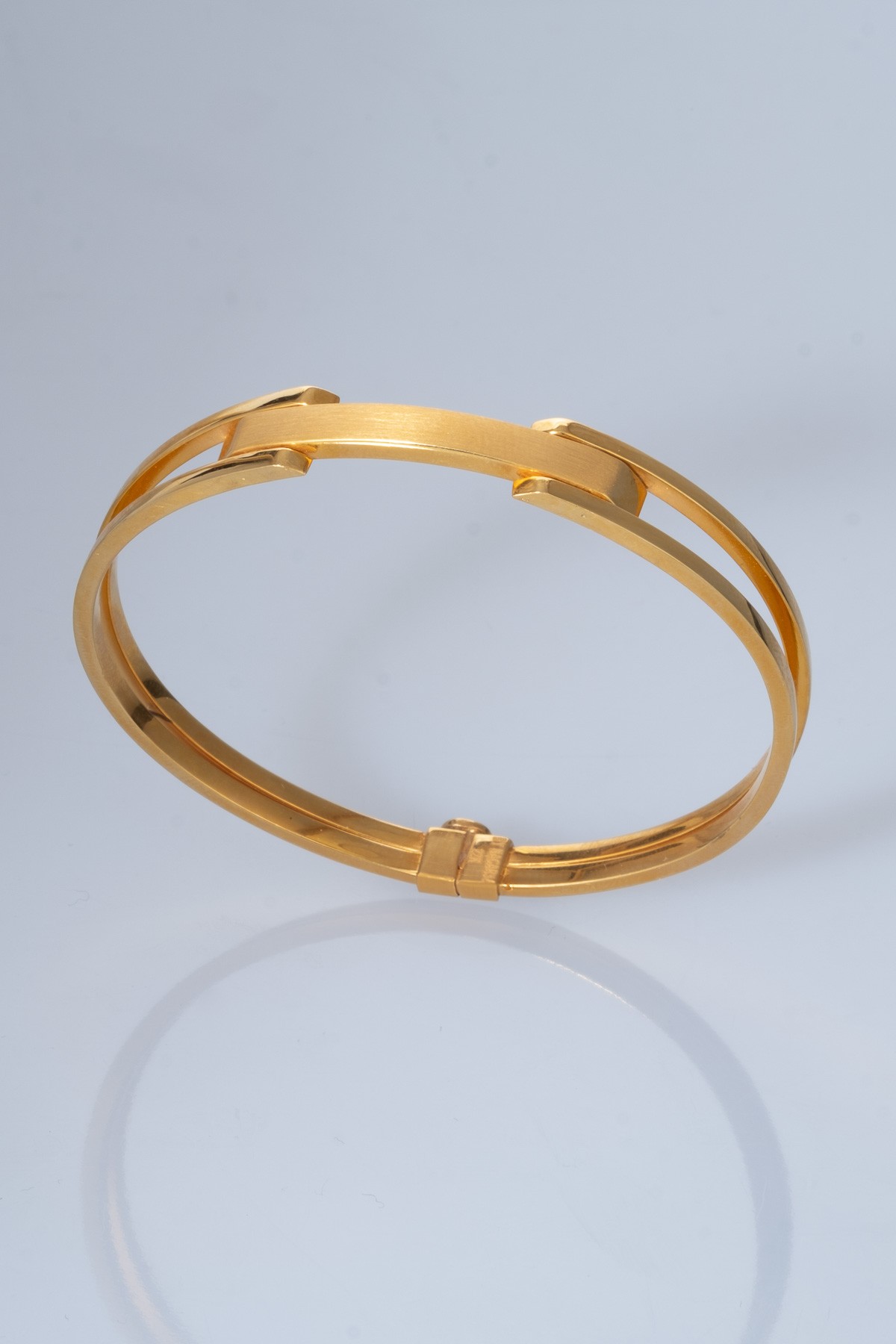 Modern Zarafet: 22 Ayar Altın Çift Hatlı Geometrik Bilezik 13,04 GR Ürün Kodu: KLP2399