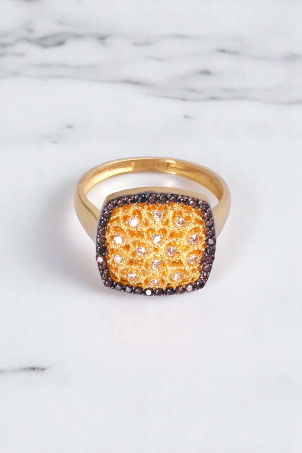 Çilek Konsept İmzalı: 14 Ayar Altın Sarı Işıltılı ve Siyah Taş Çerçeveli Kare Tasarım Yüzük 3,15 GR Ürün Kodu: YZ08277