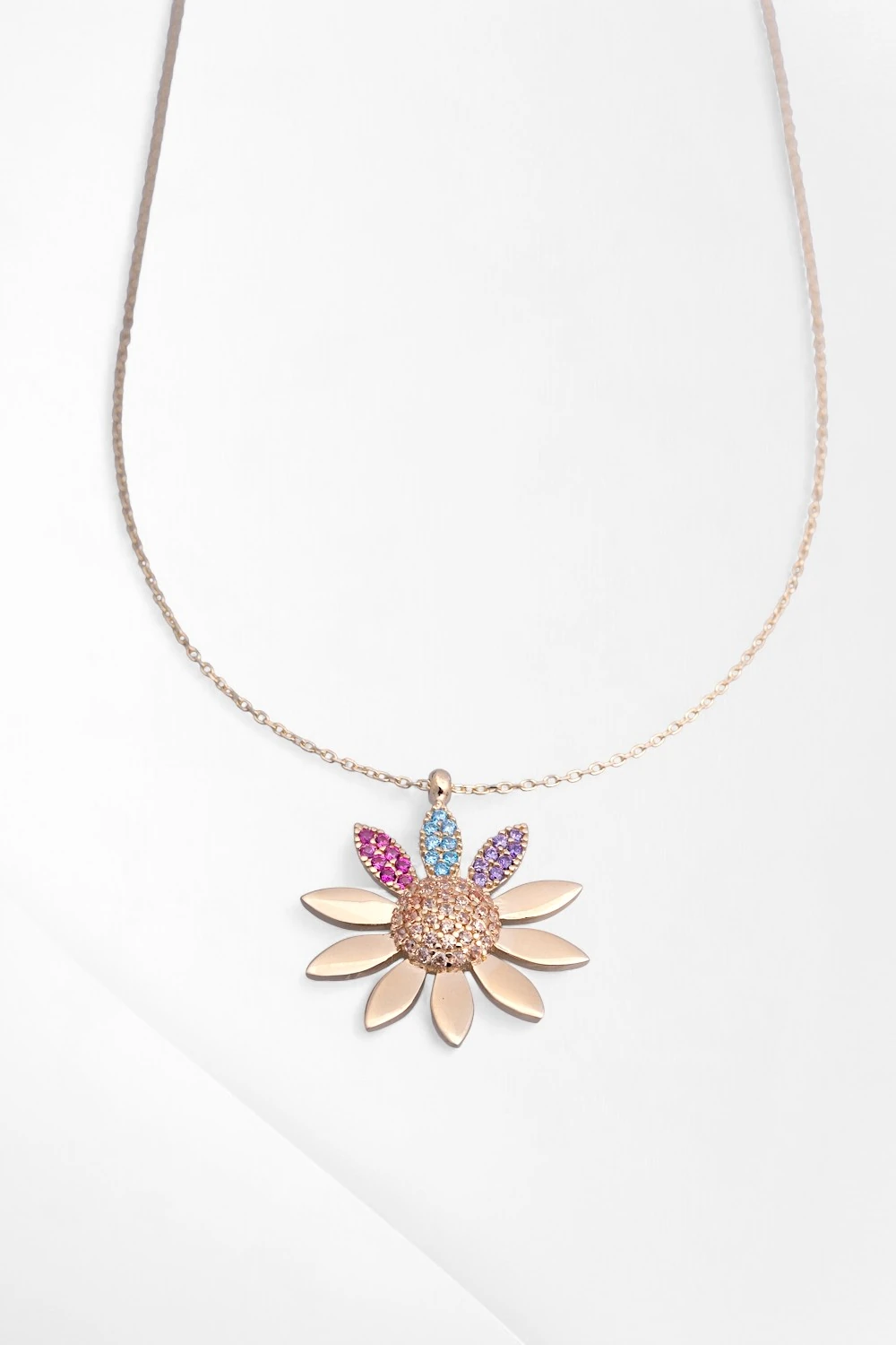 14 Ayar Altın Renkli Taşlı Papatya Kolye: Doğanın Canlı Enerjisini Yansıtan Işıltılı Tasarım 3,27 GR Ürün Kodu: KLY5457