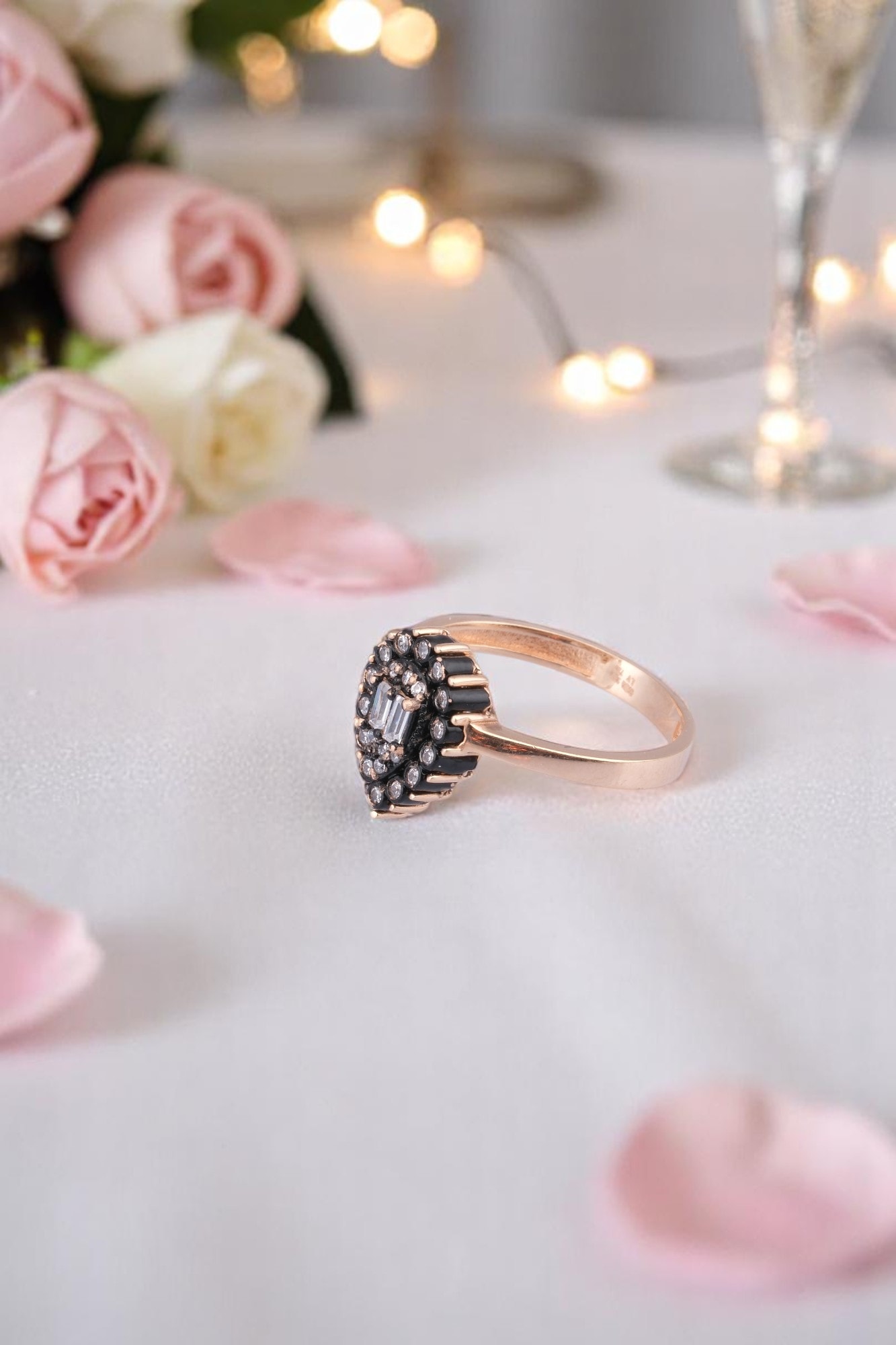 Favori'den Göz Alıcı Bir Zarafet: 14 Ayar Rose Altın Işıltılı Taşlı Tasarım Yüzük 2,62 GR Ürün Kodu: YZ05907