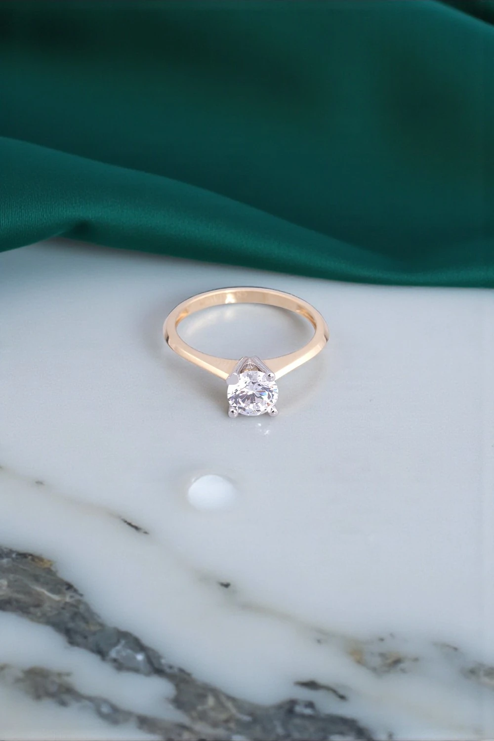 Aşkın Klasik Simgesi: 14 Ayar Çift Renkli Zirkon Tektaş Yüzük 2,17 GR Ürün Kodu: YZ05527