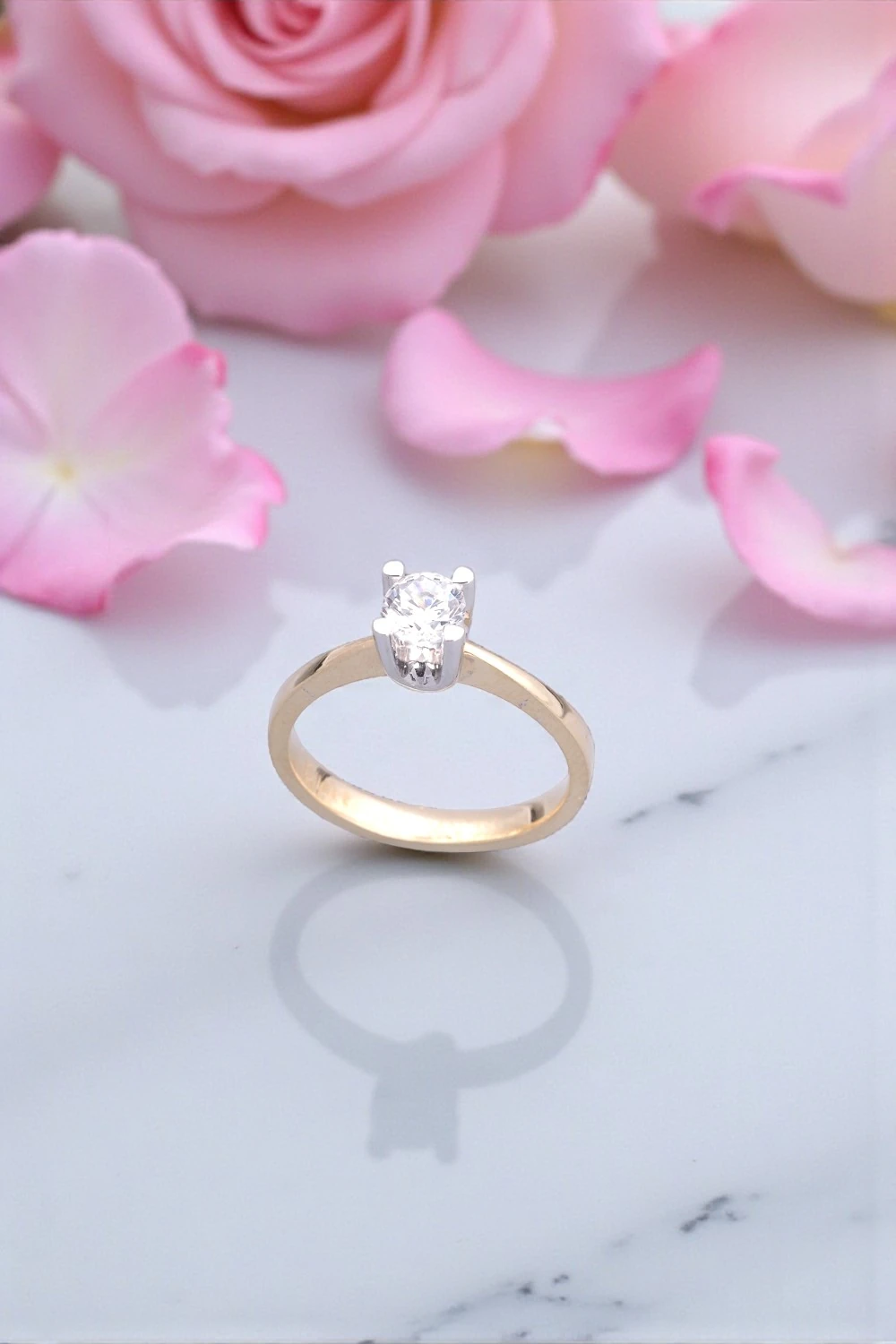 Zamansız Zarafet: 14 Ayar Çift Renkli Tektaş Yüzük 3,27 GR Ürün Kodu: YZ03595