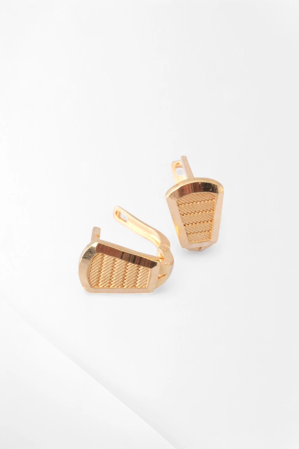 Modern Geometrik Formlu ve Z-Desen Kalem İşçilikli 22 Ayar Altın Küpe 4,34 GR Ürün Kodu: KP06840