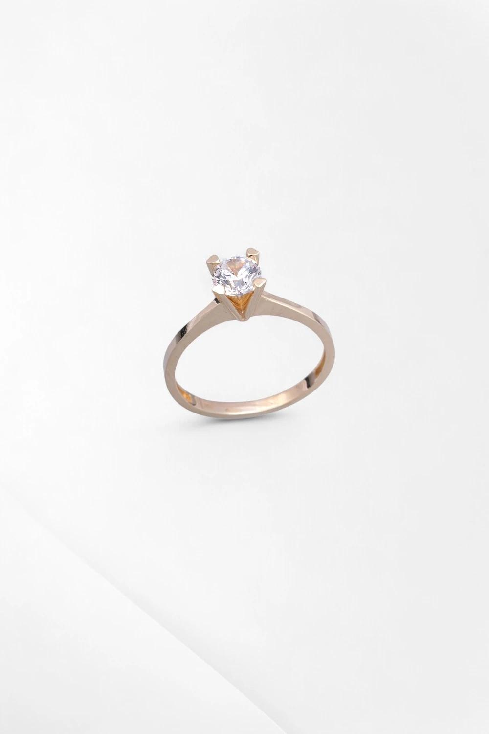 Narin Zarafet: 14 Ayar Altın Klasik Zirkon Tektaş Yüzük 1,95 GR Ürün Kodu: YZ08380