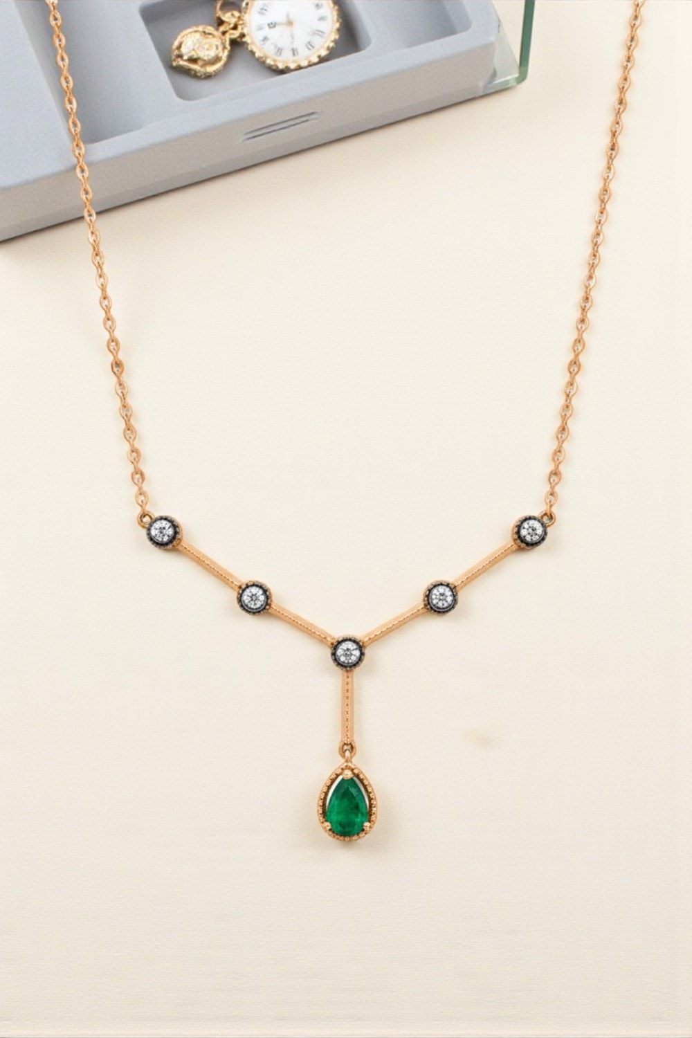0.47 Karat Doğal Zümrüt ve 0.11 Karat Pırlantalı Elmas Montür Kolye (8 Ayar) Ürün Kodu: ELM0239