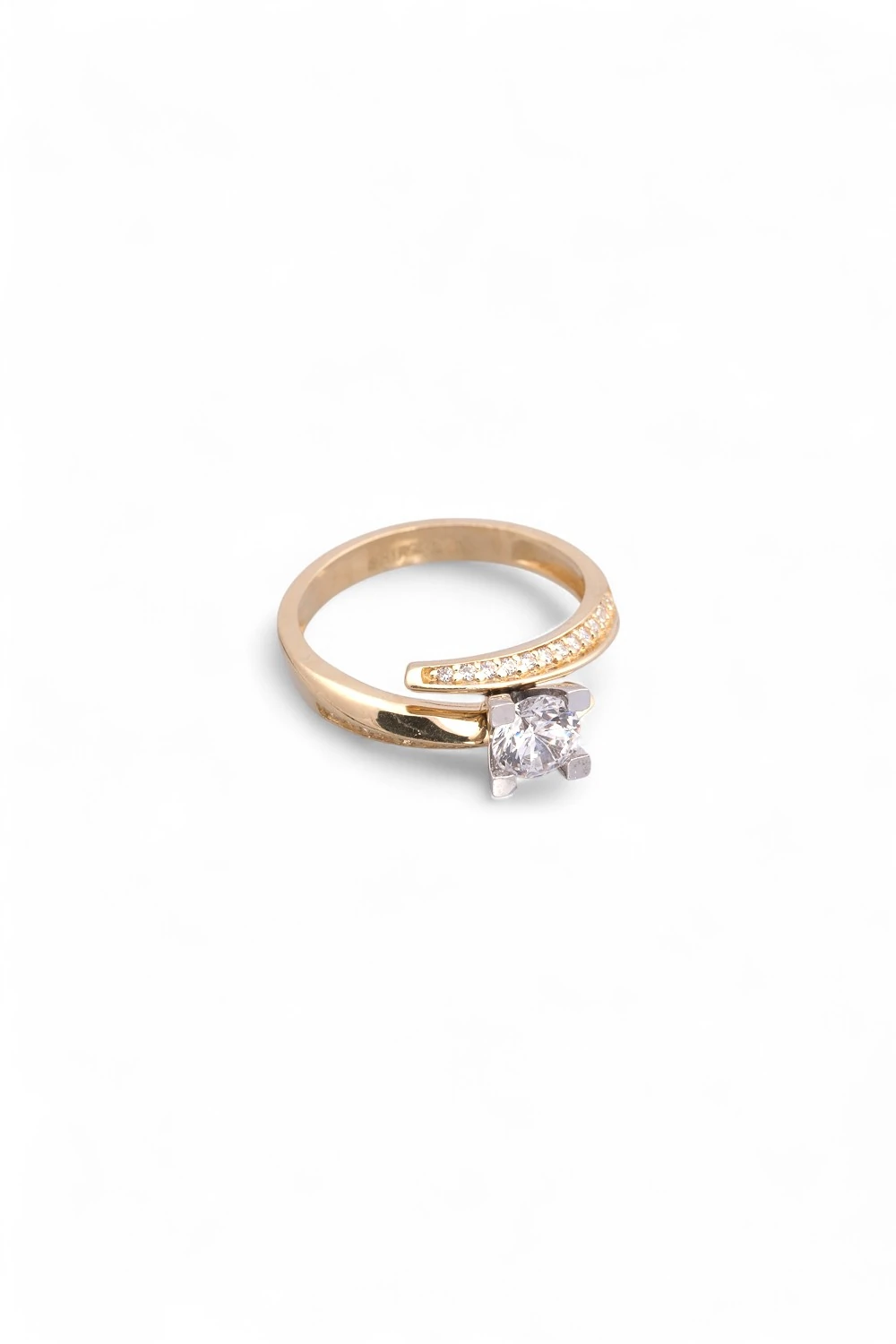 Sarmal Zarafet: 14 Ayar Sıra Taşlı Modern Tektaş Yüzük 3,52 GR Ürün Kodu: YZ01666