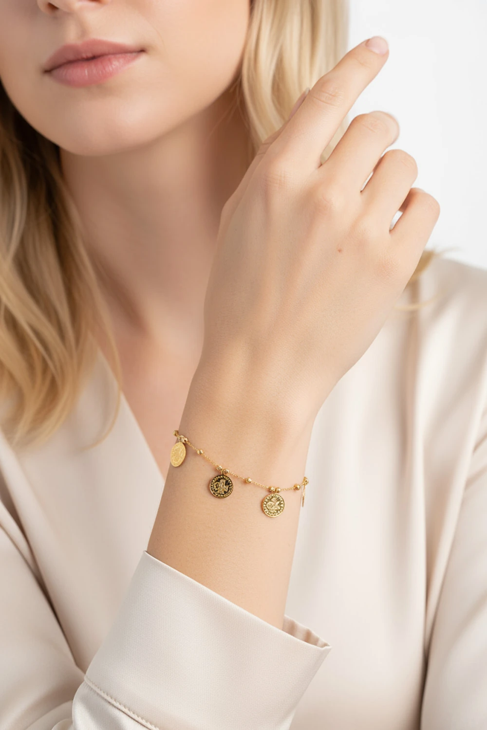 14 Ayar Altın Liralı ve Dorika Toplu Bileklik: Geleneksel Zarafet ve Modern Işıltı 3,48 GR Ürün Kodu: KLY5464