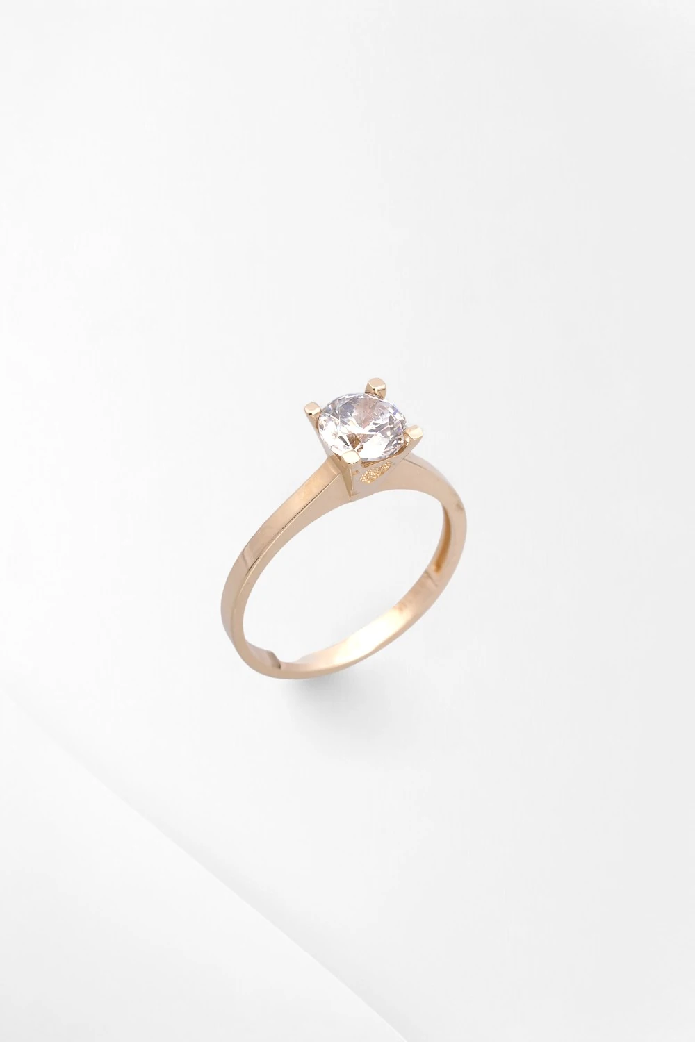 Aşkın Saf Işıltısı: 14 Ayar Altın Klasik Zirkon Tektaş Yüzük 2,28 GR Ürün Kodu: YZ08382