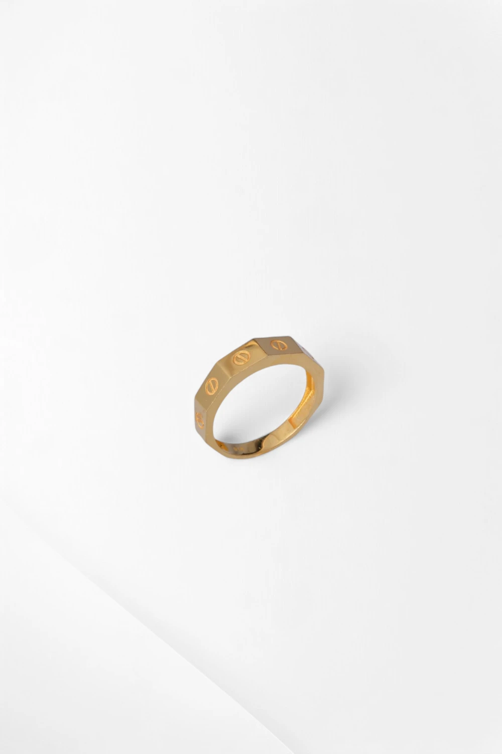 Aşkın Kilidi: 22 Ayar İkonik Vidalı Tasarım Yüzük 3,61 GR Ürün Kodu: YZ07153