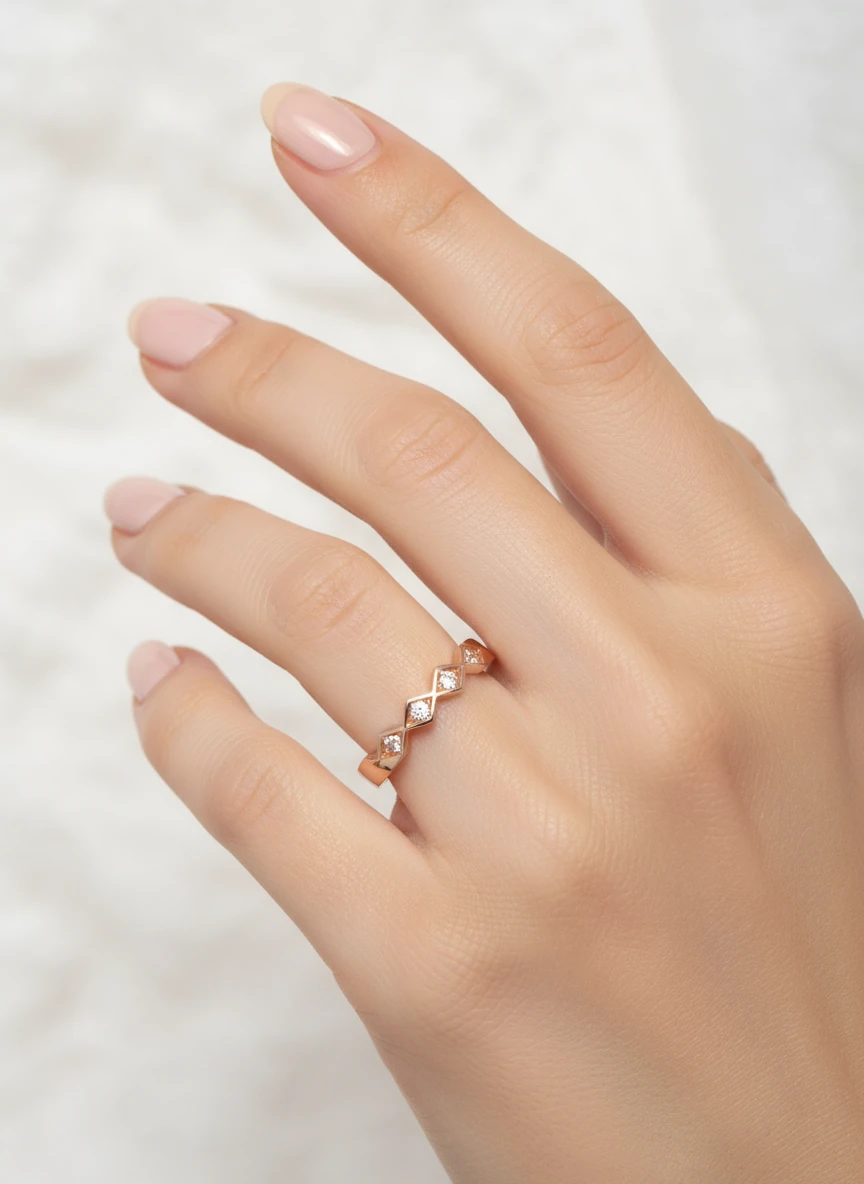 Geometrik Zarafet: Çilek Konsept 14 Ayar Rose Altın Taşlı Minimalist Yüzük 15 Ölçü 1,19 GR Ürün Kodu: YZ08647