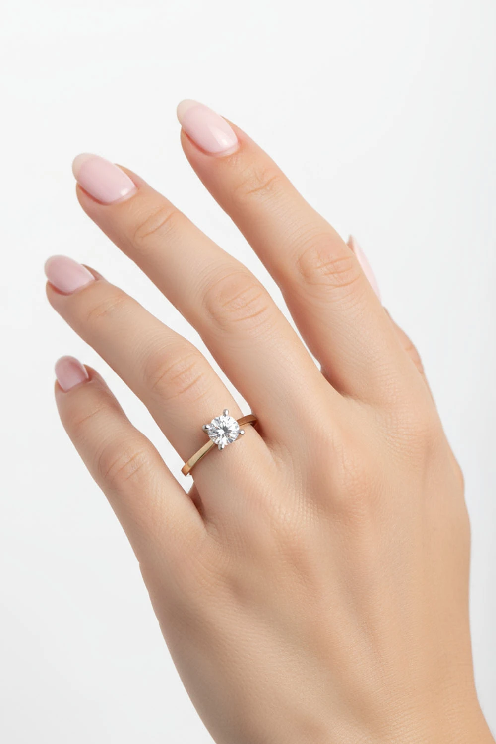 Gösterişli Zarafet: 14 Ayar Çift Renkli Zirkon Tektaş Yüzük 2,99 GR Ürün Kodu: YZ07937