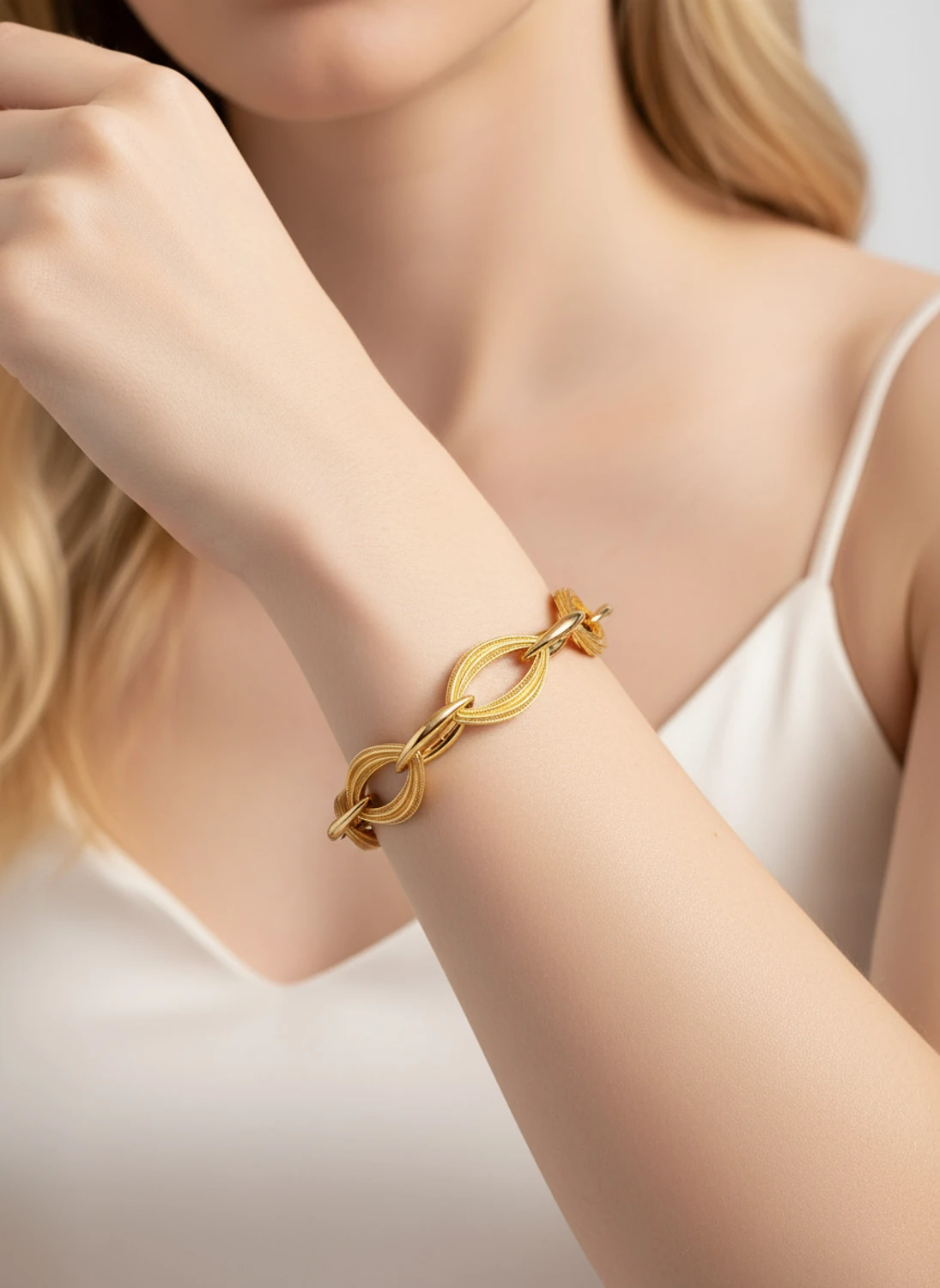 Gösterişli ve Modern: Çilek Konsept 14 Ayar Altın Hallow Tasarım Zincir Bileklik 19 CM 9,45 GR Ürün Kodu: KNY6207