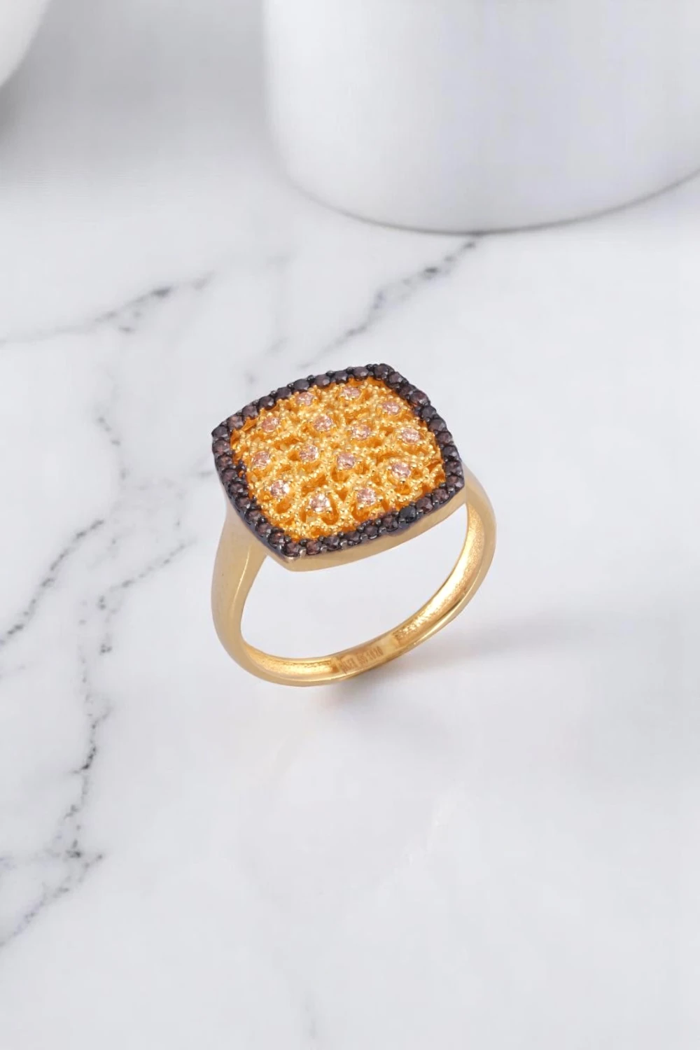 Çilek Konsept İmzalı: 14 Ayar Altın Sarı Işıltılı ve Siyah Taş Çerçeveli Kare Tasarım Yüzük 3,15 GR Ürün Kodu: YZ08277