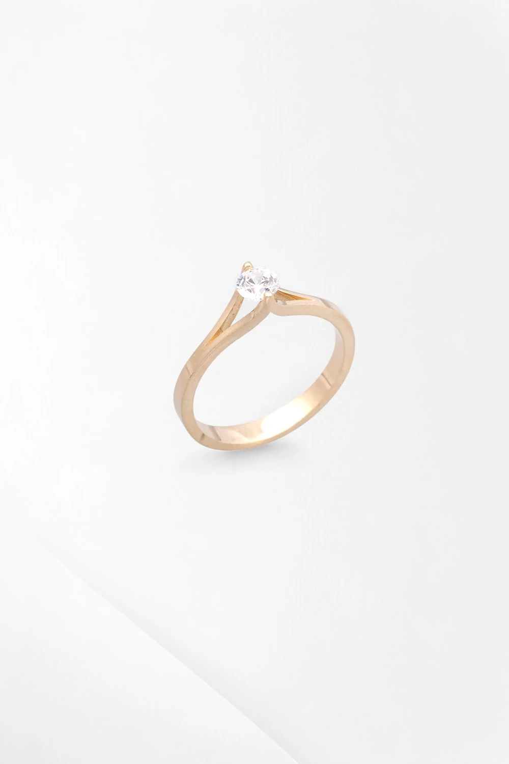 Modern Çizgiler, Sonsuz Işıltı: 14 Ayar Zirkon Tektaş Yüzük 2,26 GR Ürün Kodu: YZ00533