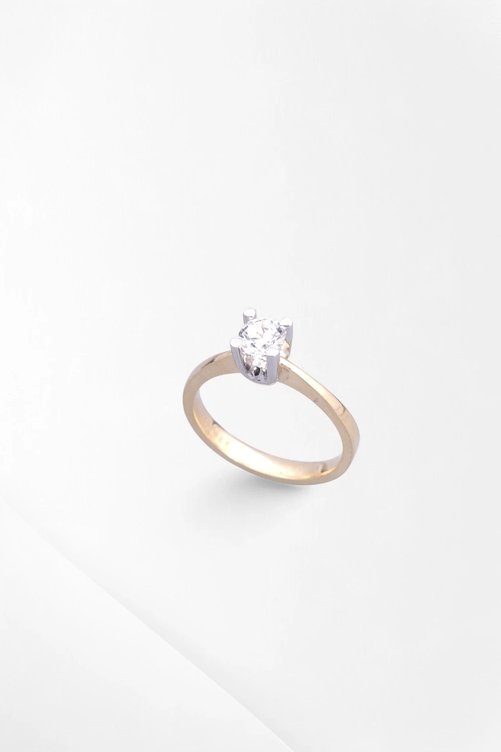 Zamansız Zarafet: 14 Ayar Çift Renkli Tektaş Yüzük 3,27 GR Ürün Kodu: YZ03595