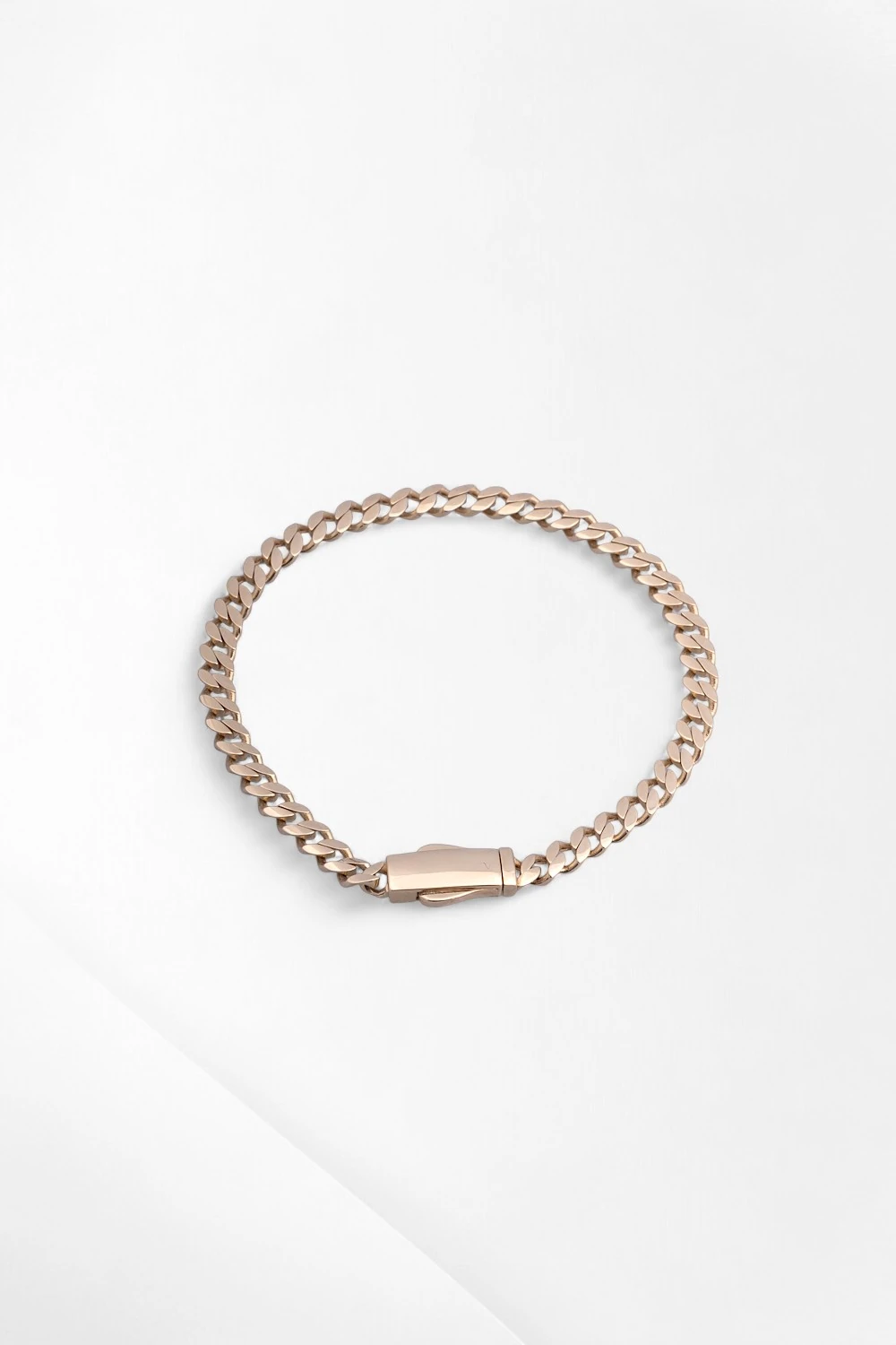 14 Ayar Rose Altın Gurmet Zincir Bileklik (Künye): Kutu Kilitli Modern Şıklık 6,26 GR Ürün Kodu: KNY6181