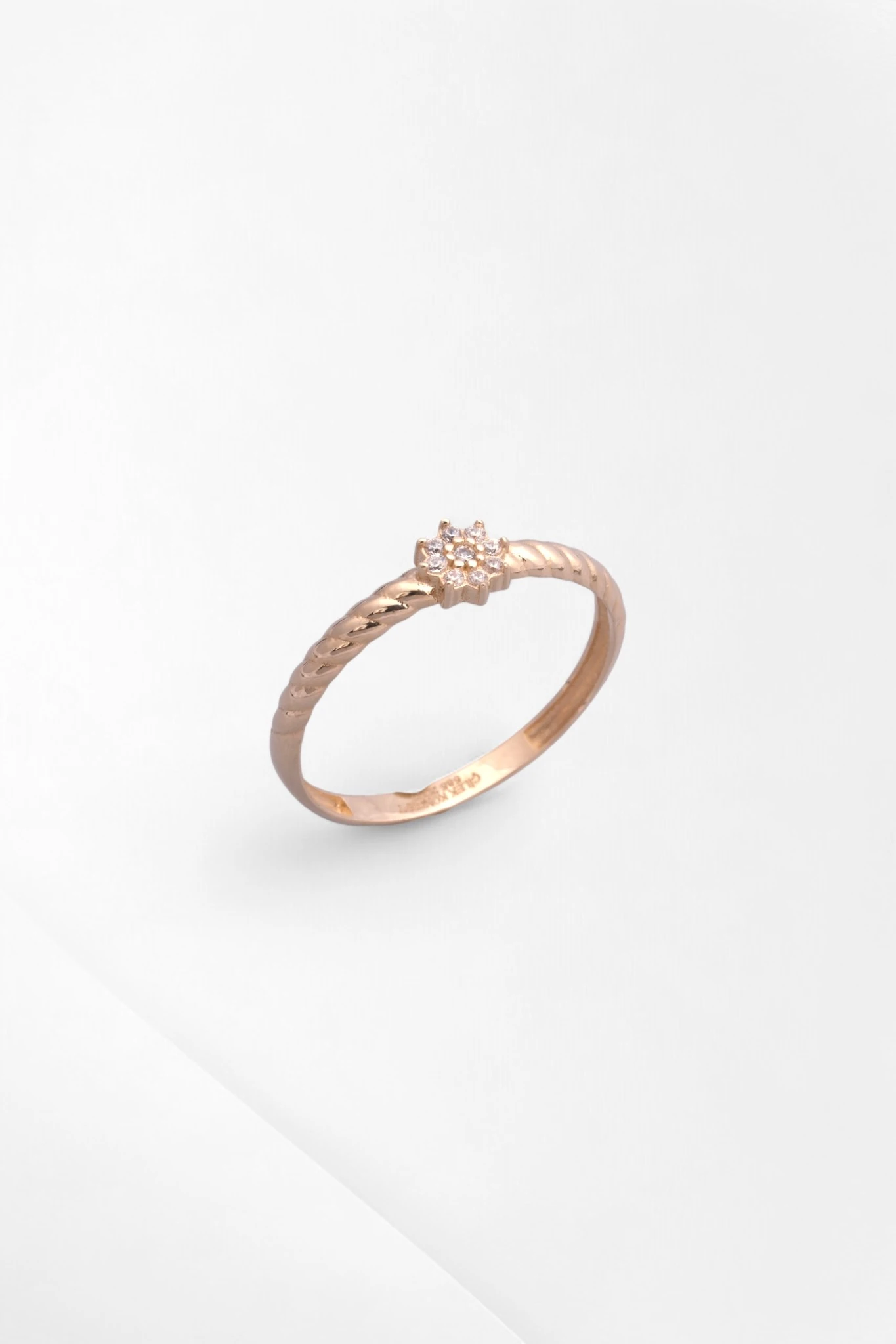 Minimalist Işıltı: Çilek Konsept 14 Ayar Rose Altın Taşlı Çiçek Yüzük 15 Ölçü 1,10 GR Ürün Kodu: YZ08645