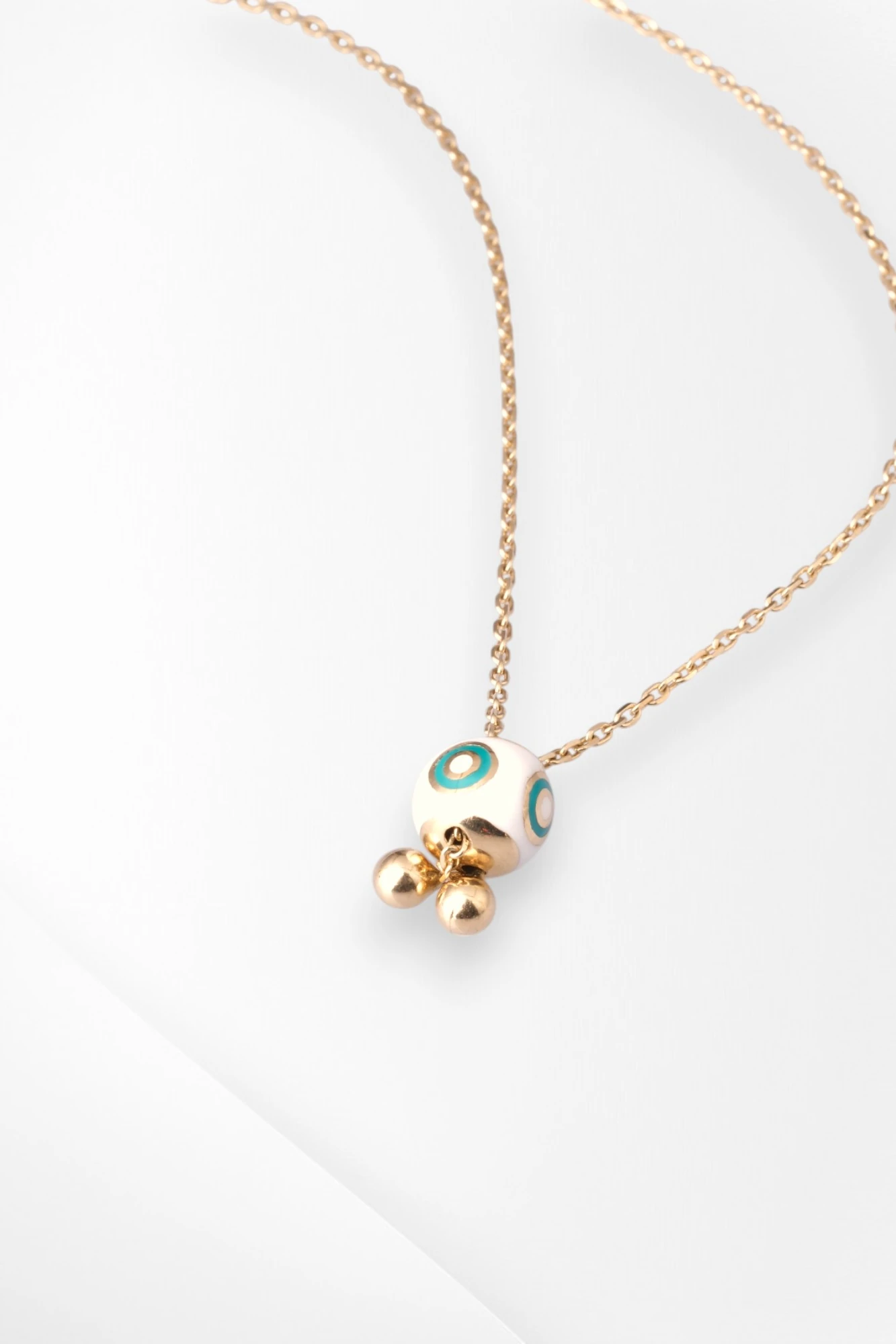 Modern Tılsımın Zarafeti: Mineli Nazar Boncuklu ve Altın Toplu Altın Kolye 5,50 GR Ürün Kodu: KLY2925