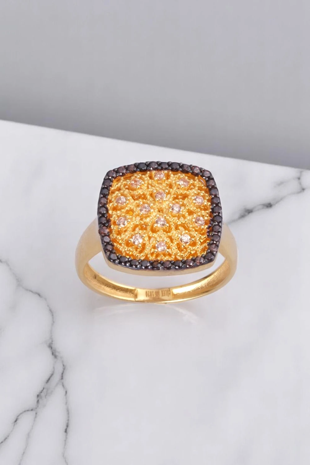 Çilek Konsept İmzalı: 14 Ayar Altın Sarı Işıltılı ve Siyah Taş Çerçeveli Kare Tasarım Yüzük 3,15 GR Ürün Kodu: YZ08277