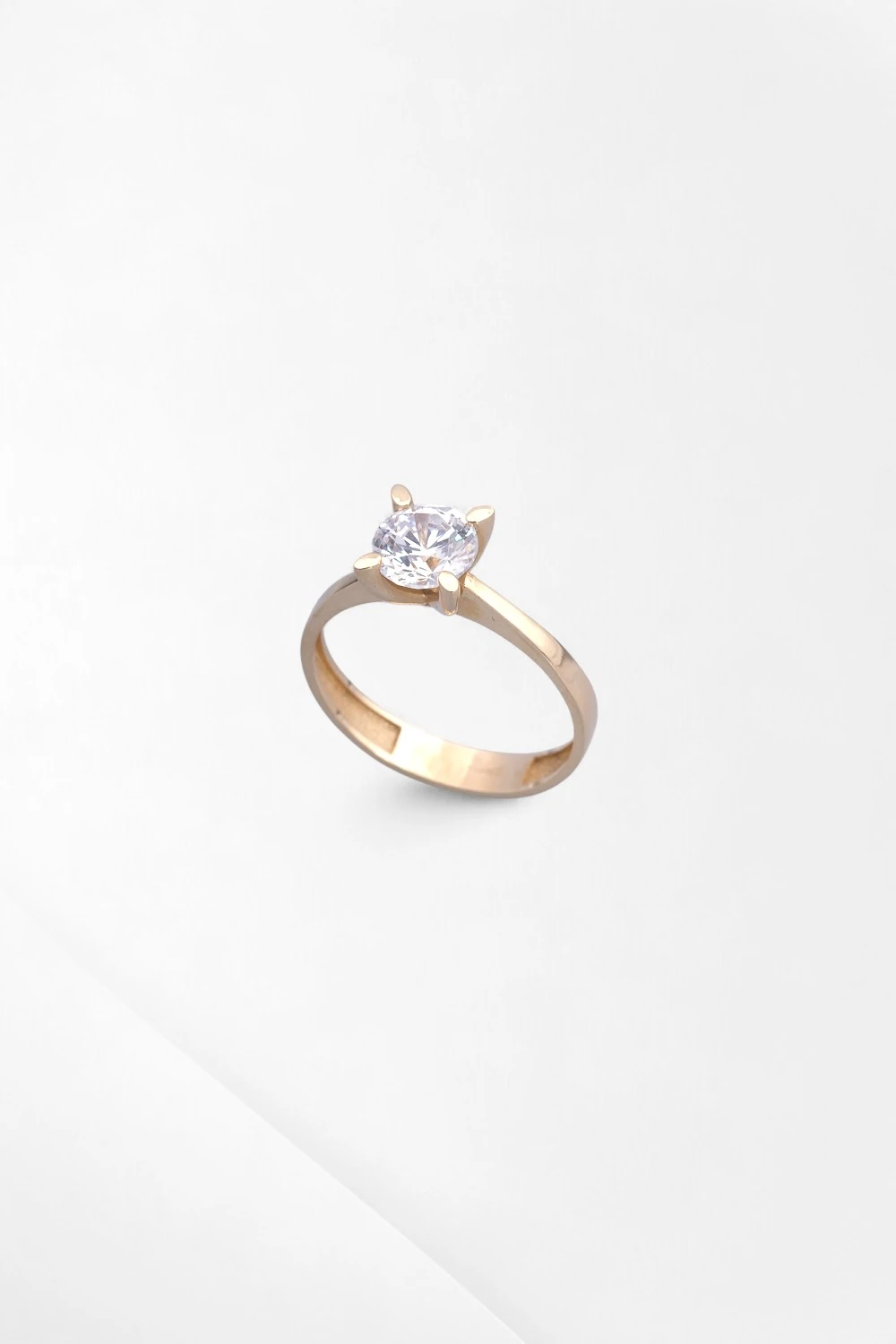 Aşkın Saf Işıltısı: 14 Ayar Altın Klasik Zirkon Tektaş Yüzük 2,22 GR Ürün Kodu: YZ06169