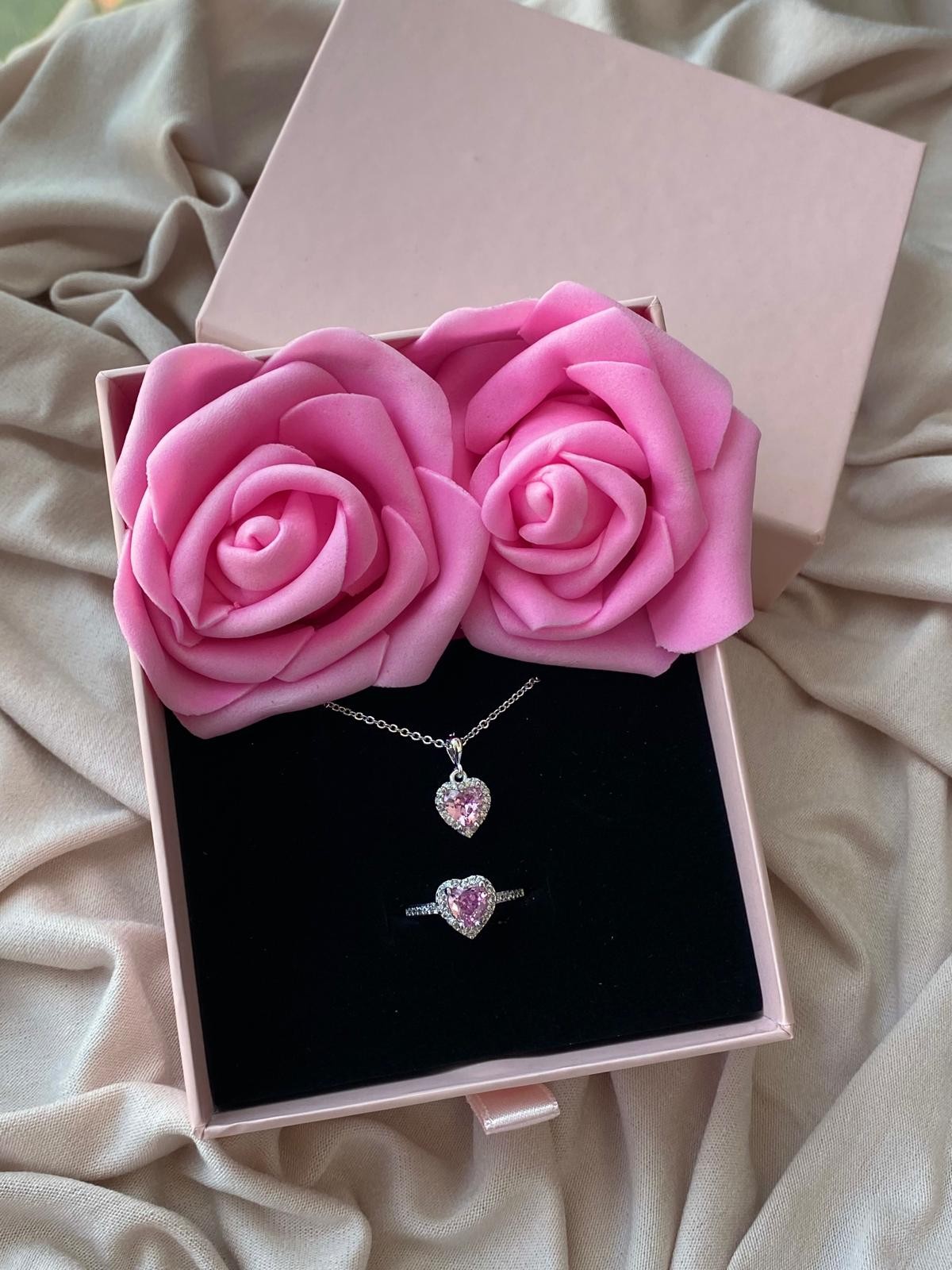 Güllü kutuda kalp kolye yüzük seti - Pembe