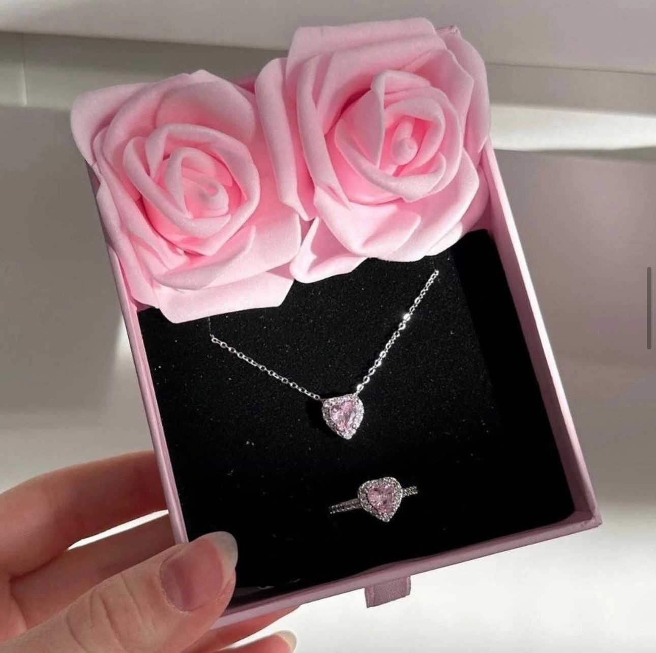 Güllü kutuda çelik kolye yüzük seti - Pembe