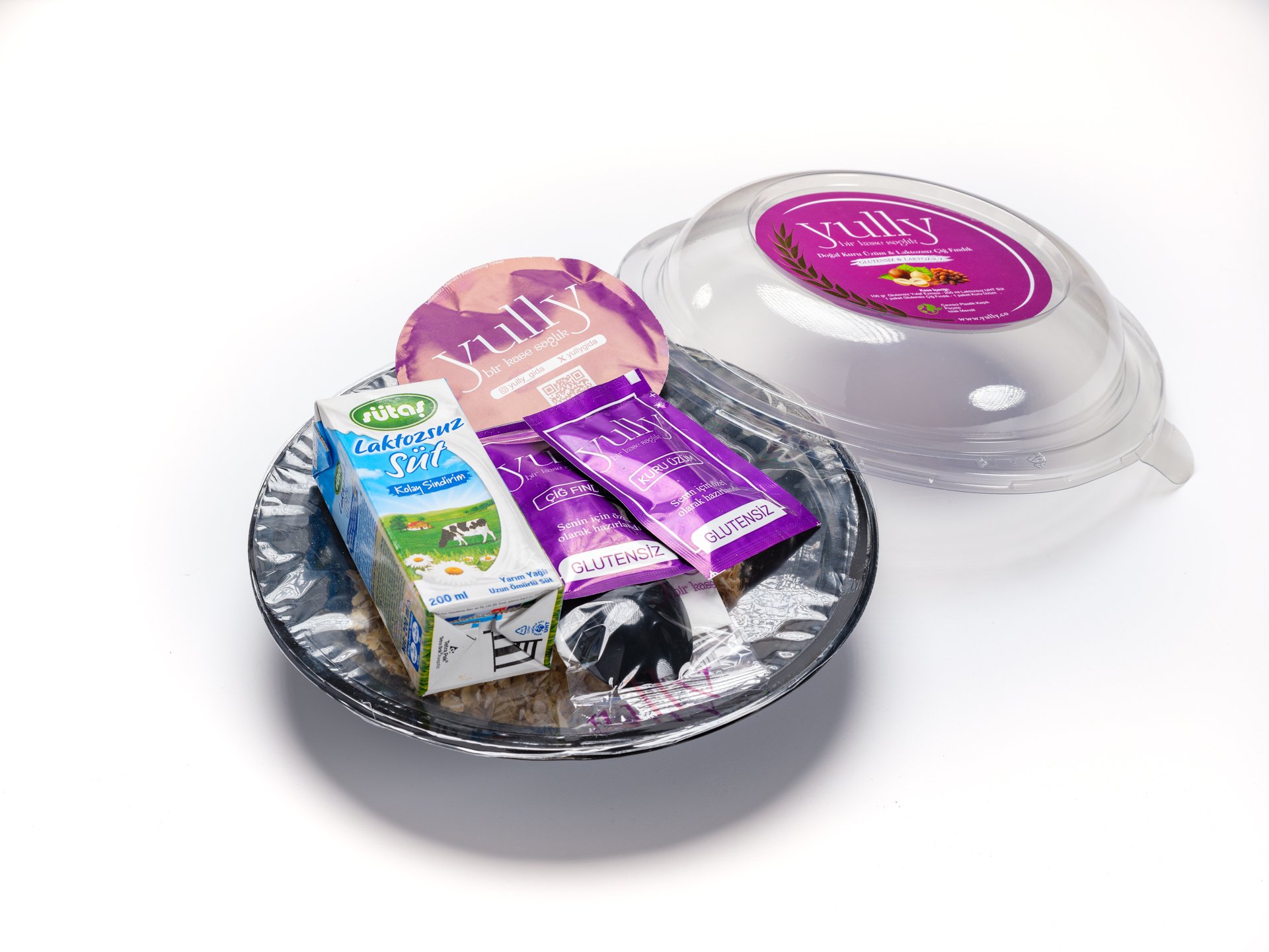 Glutensiz Yulaf Ezmesi, Çiğ Fındık, Kuru Üzüm ve Sütaş Laktozsuz 200ML Paket Süt