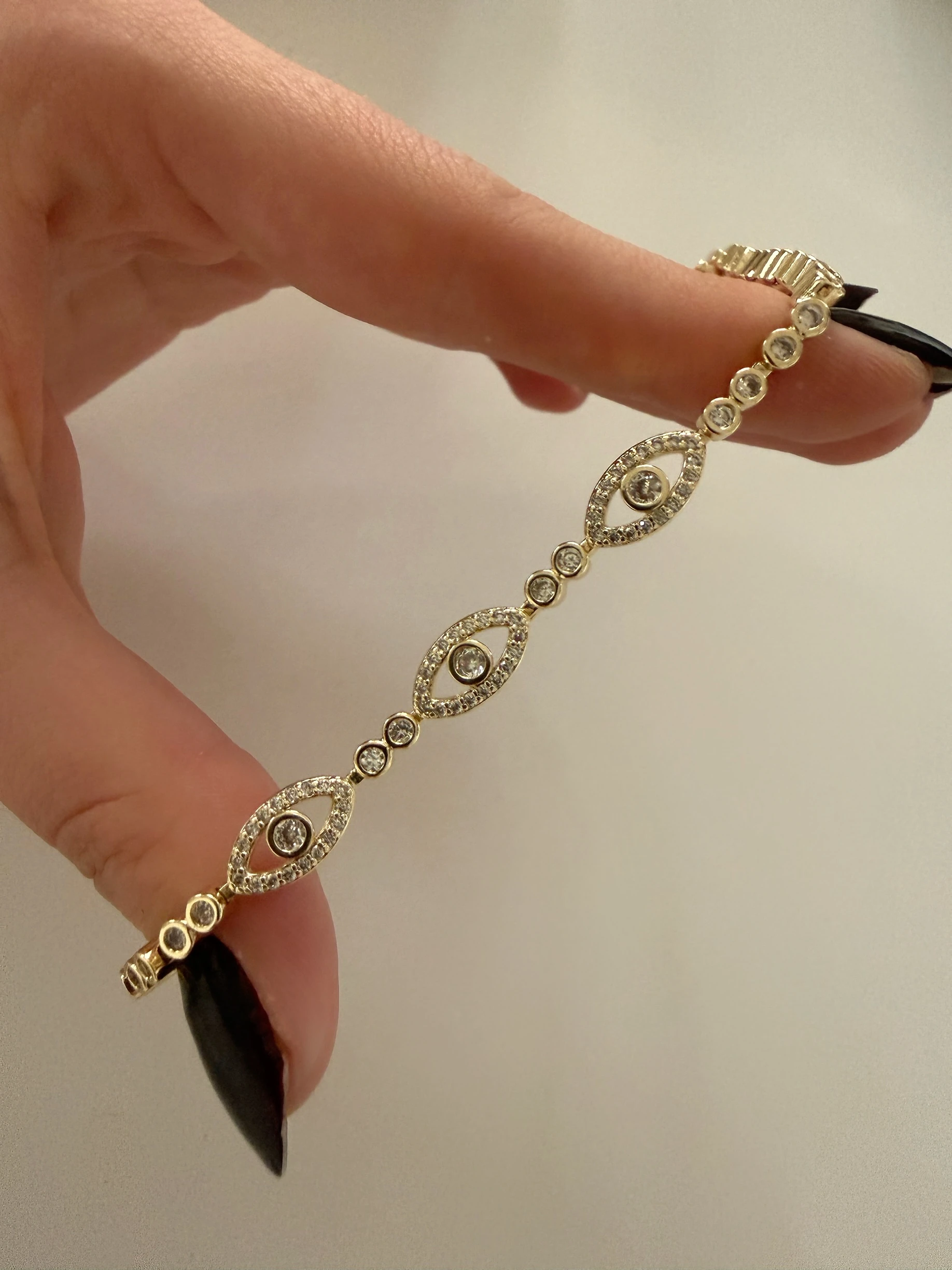 Üçlü zirkon taşlı göz bileklik