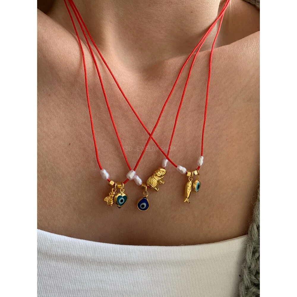 Arı figürlü kırmızı ip kolye