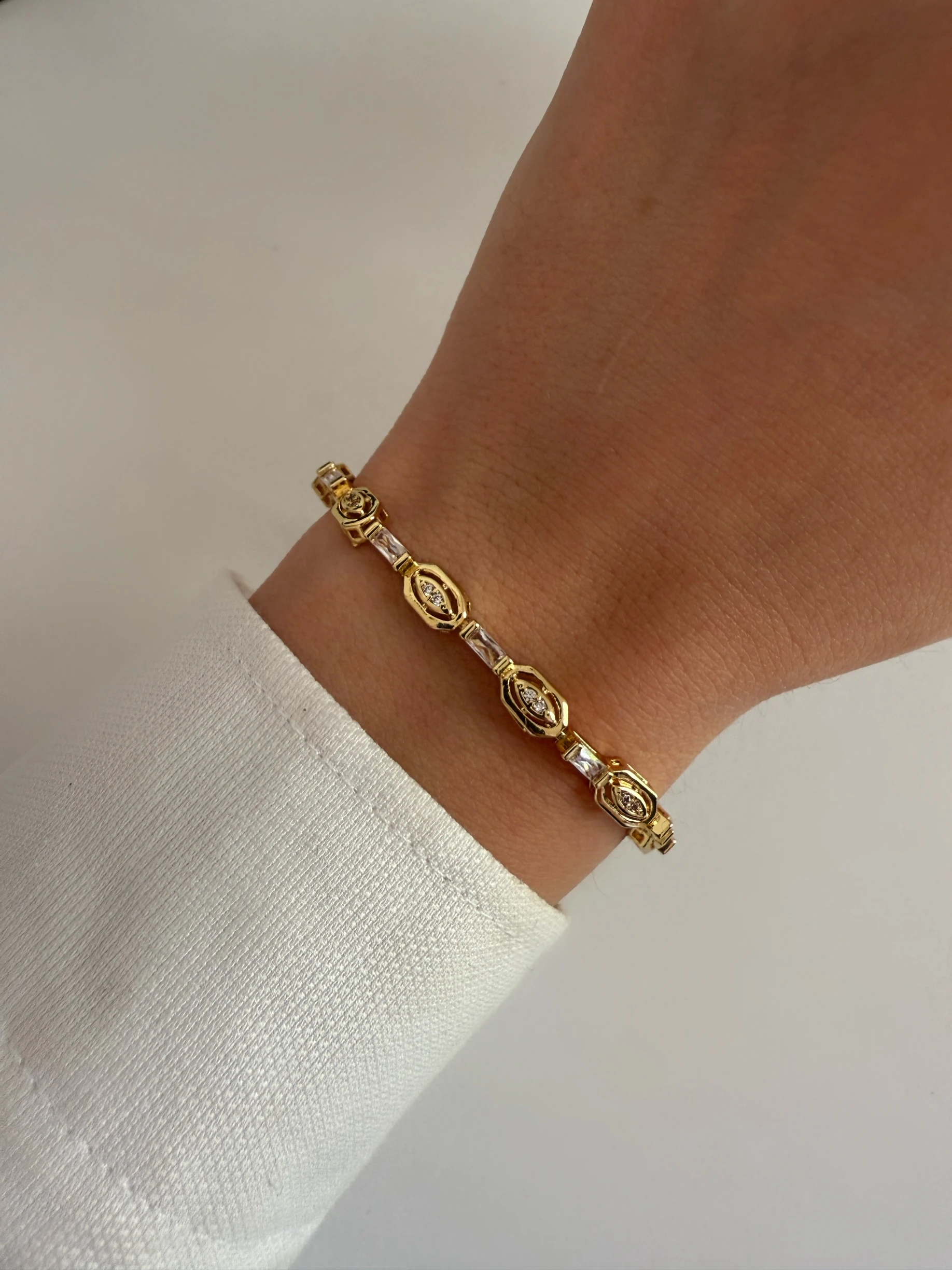 Altın kaplama beyaz taş baget bileklik