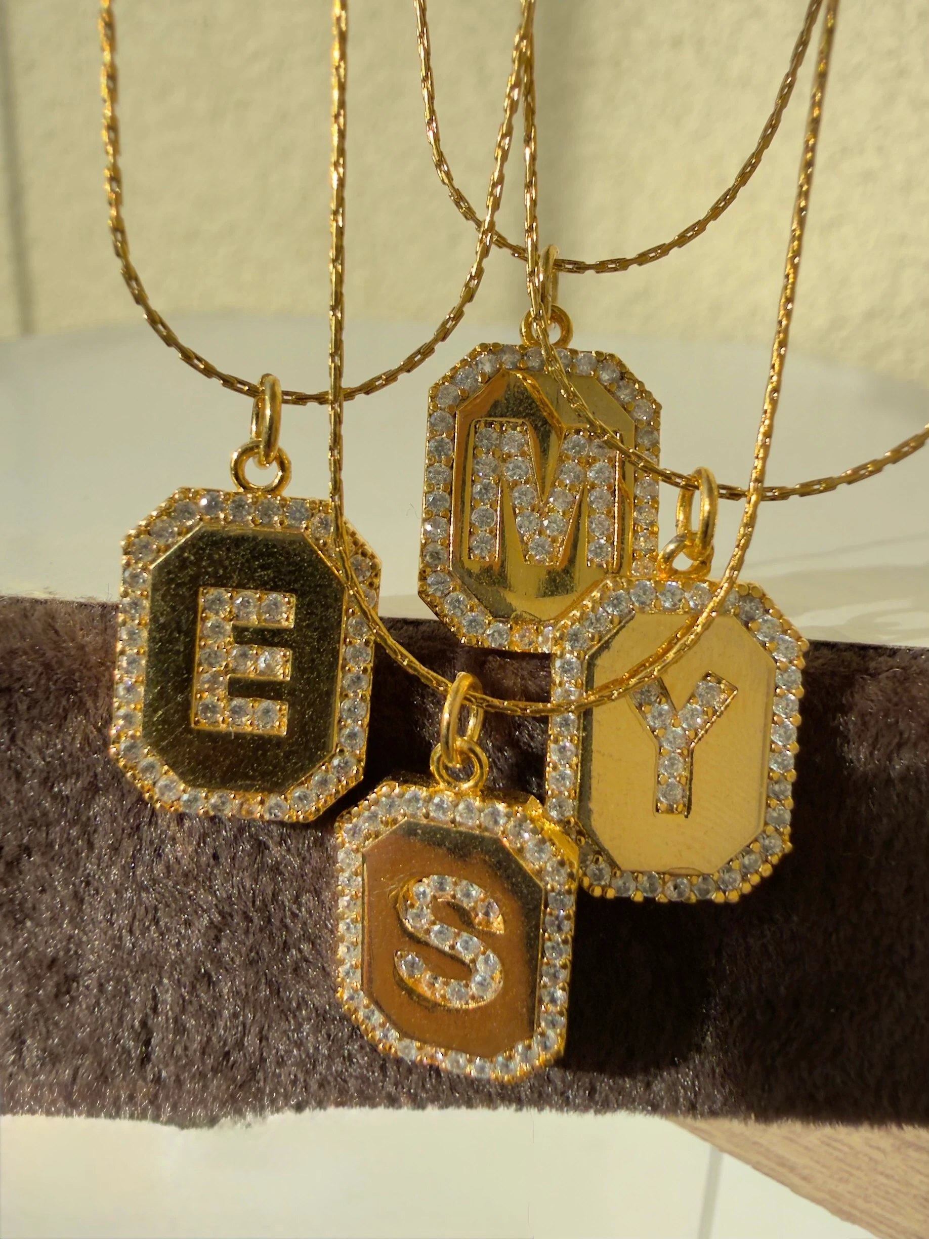 Zirkon taşlı plaka harf kolye