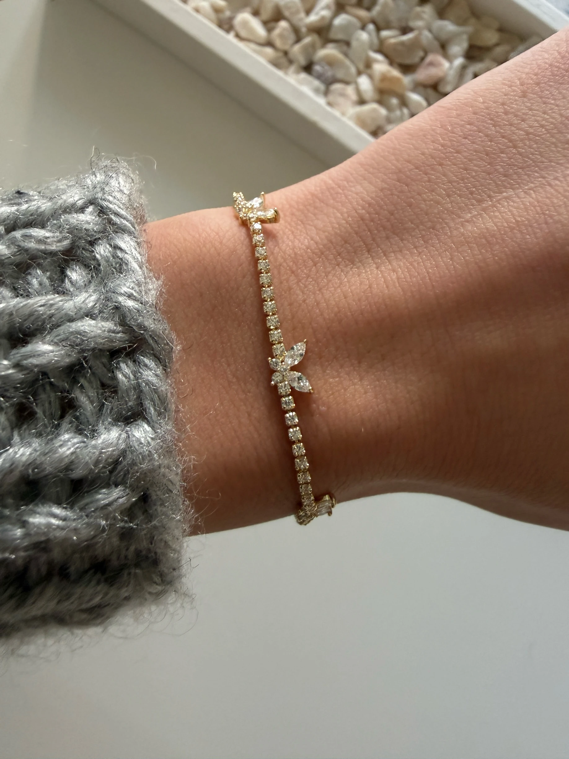 Minimal kelebek su yolu bileklik