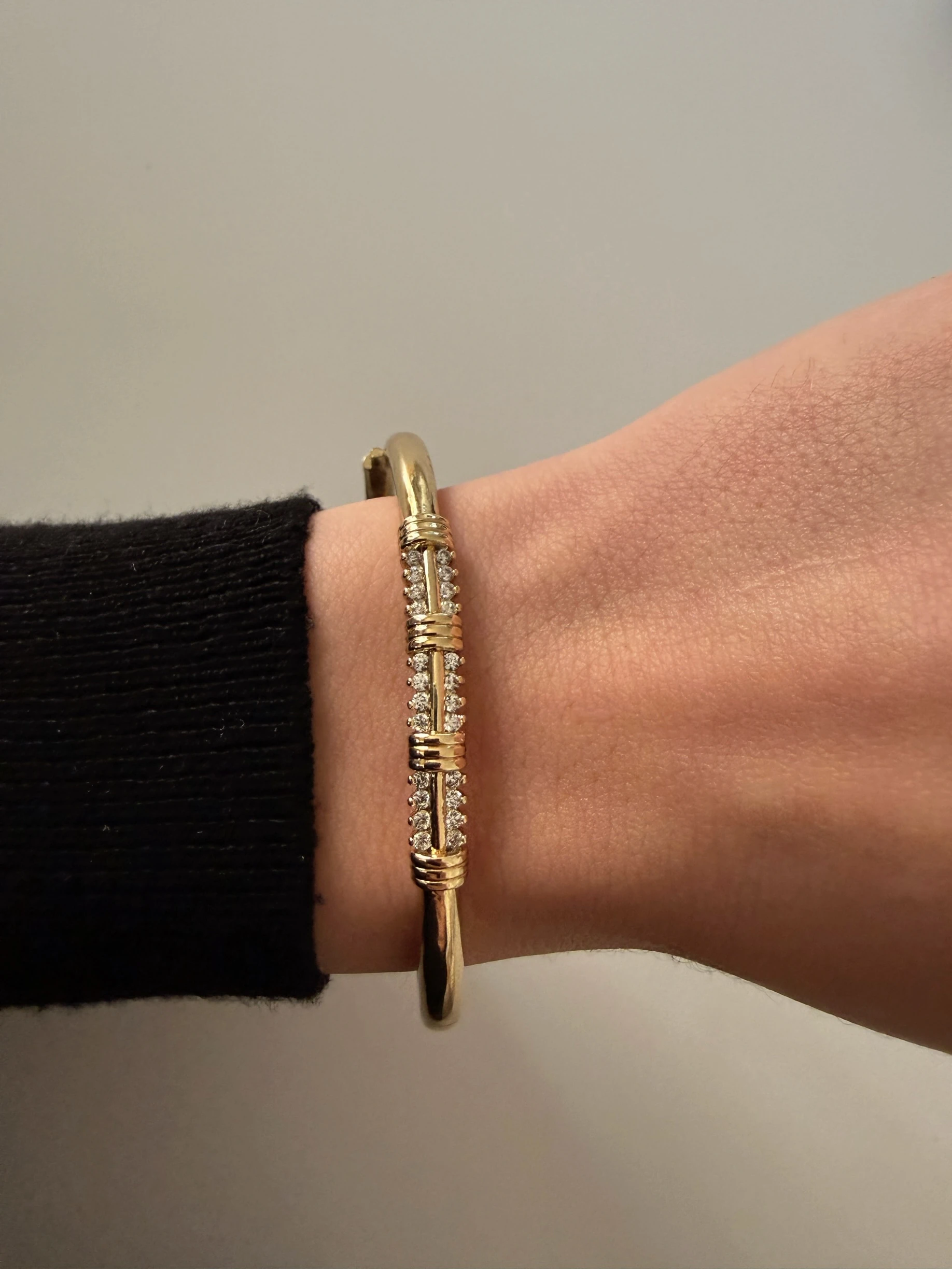 Xuping zirkon&sarmal motif kelepçe