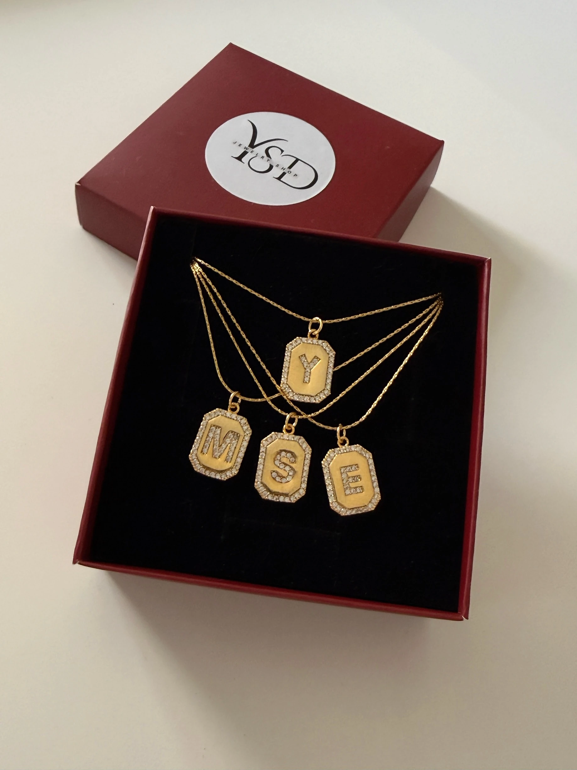 Zirkon taşlı plaka harf kolye