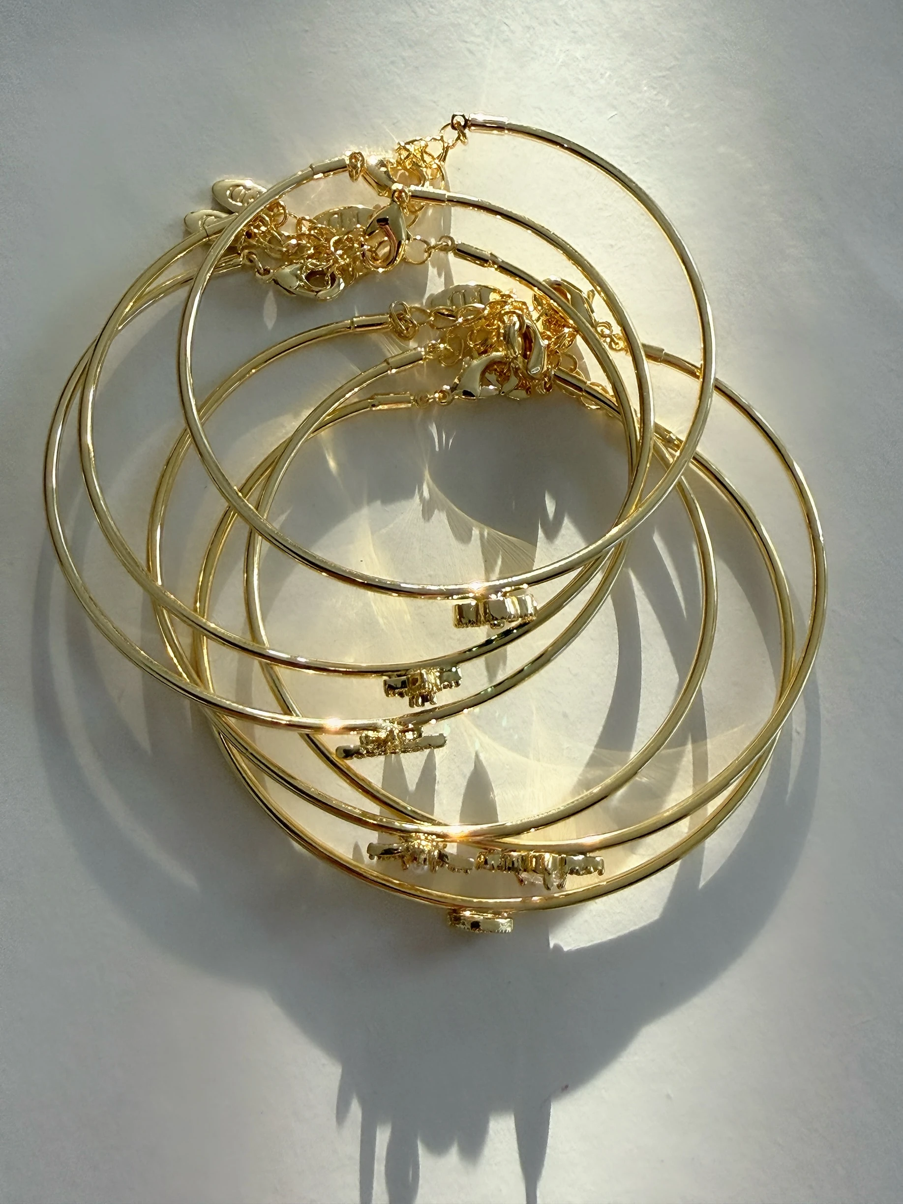 Altın kaplama minimal motifli kelepçe