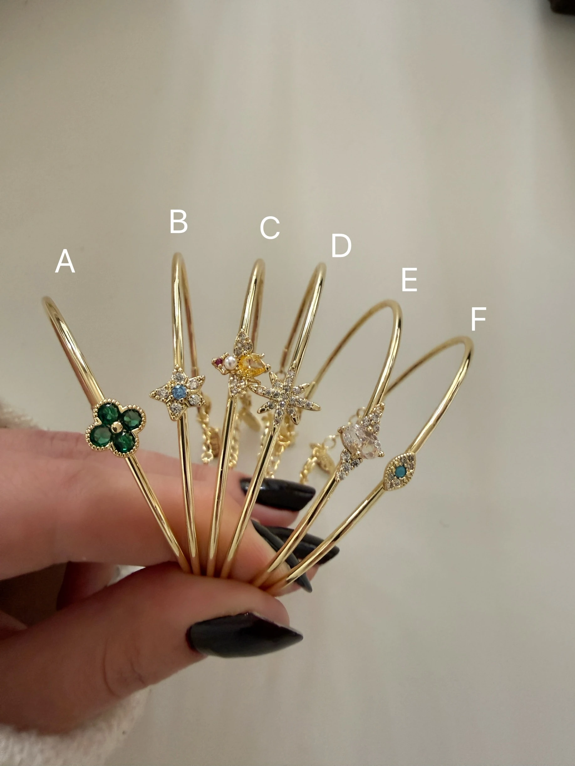 Altın kaplama minimal motifli kelepçe