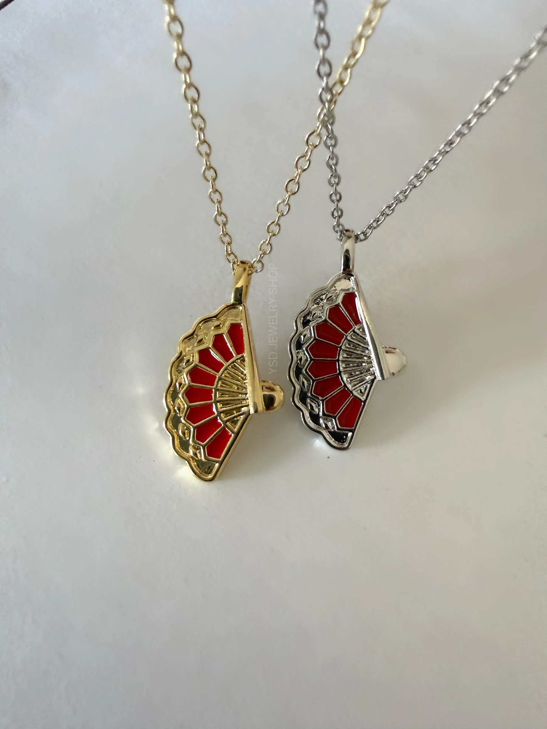 Kırmızı yelpaze kolye