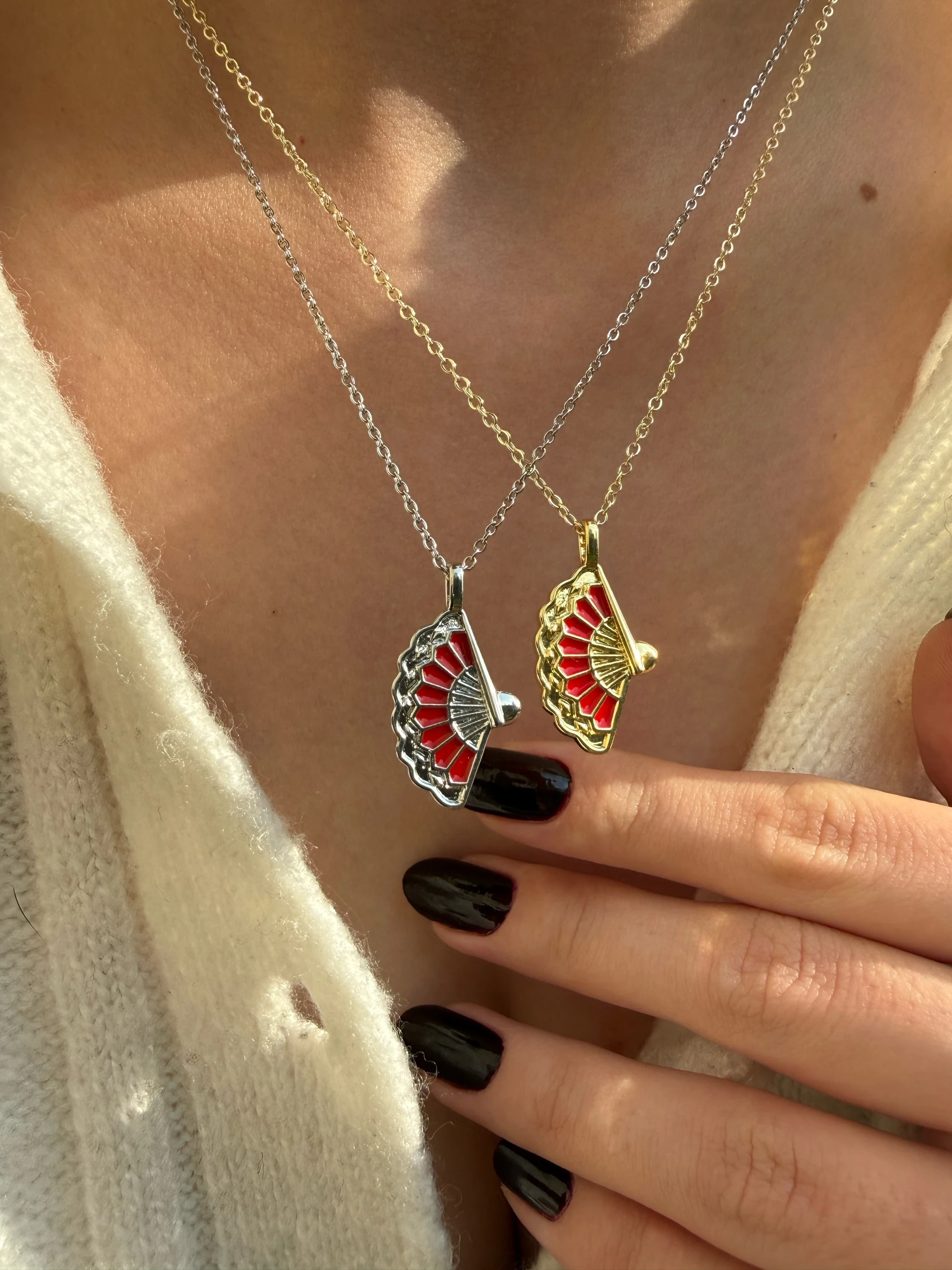 Kırmızı yelpaze kolye