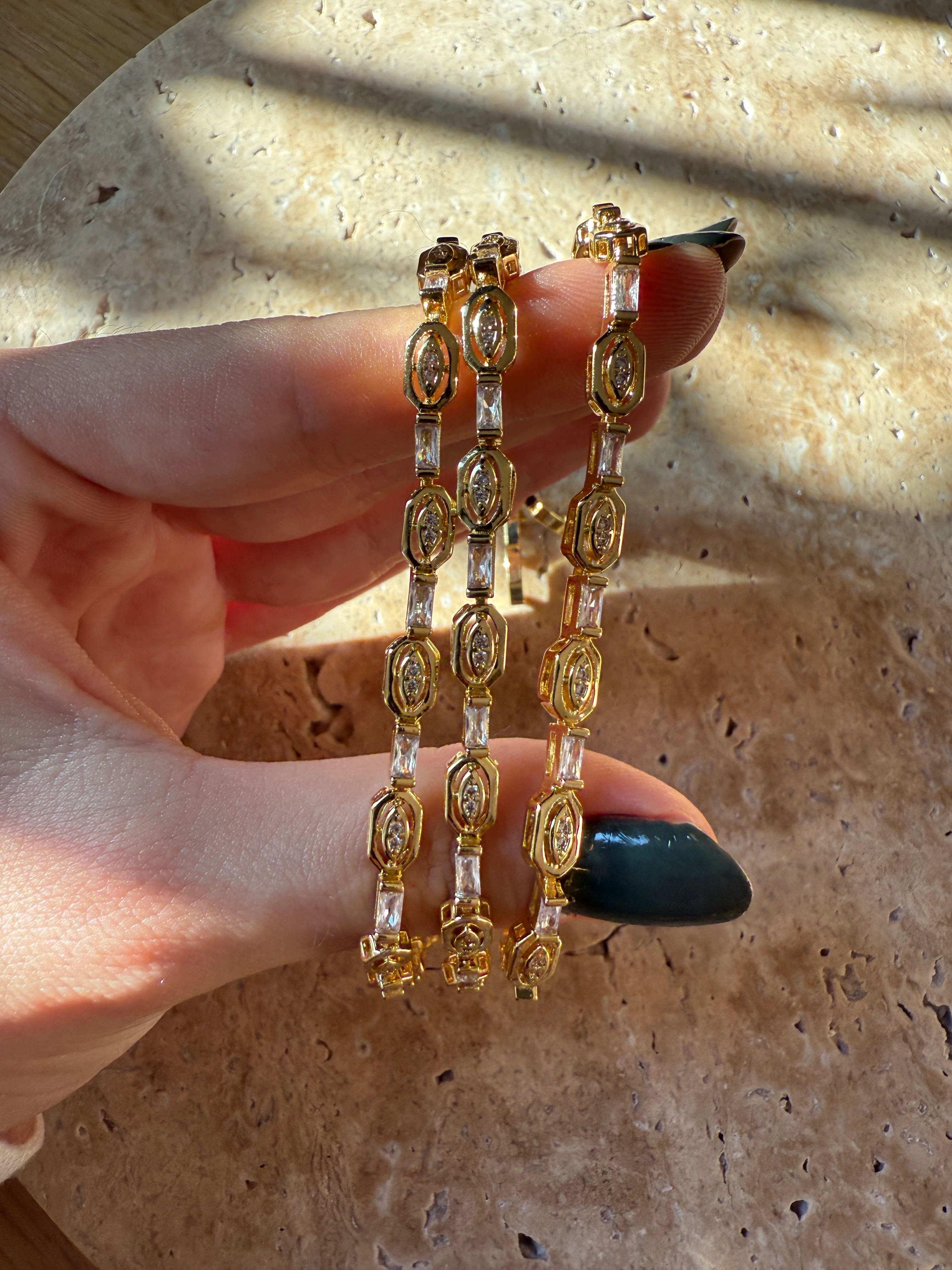 Altın kaplama beyaz taş baget bileklik