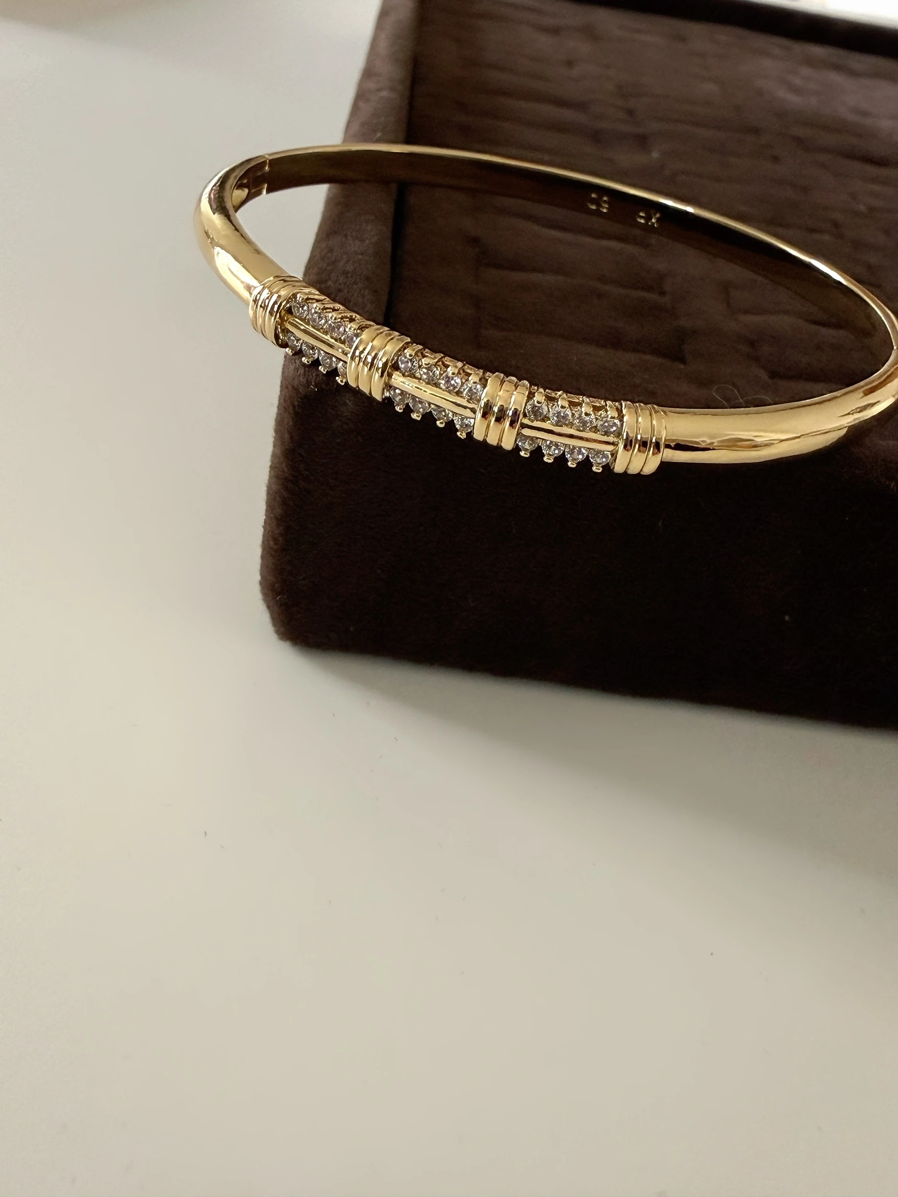 Xuping zirkon&sarmal motif kelepçe