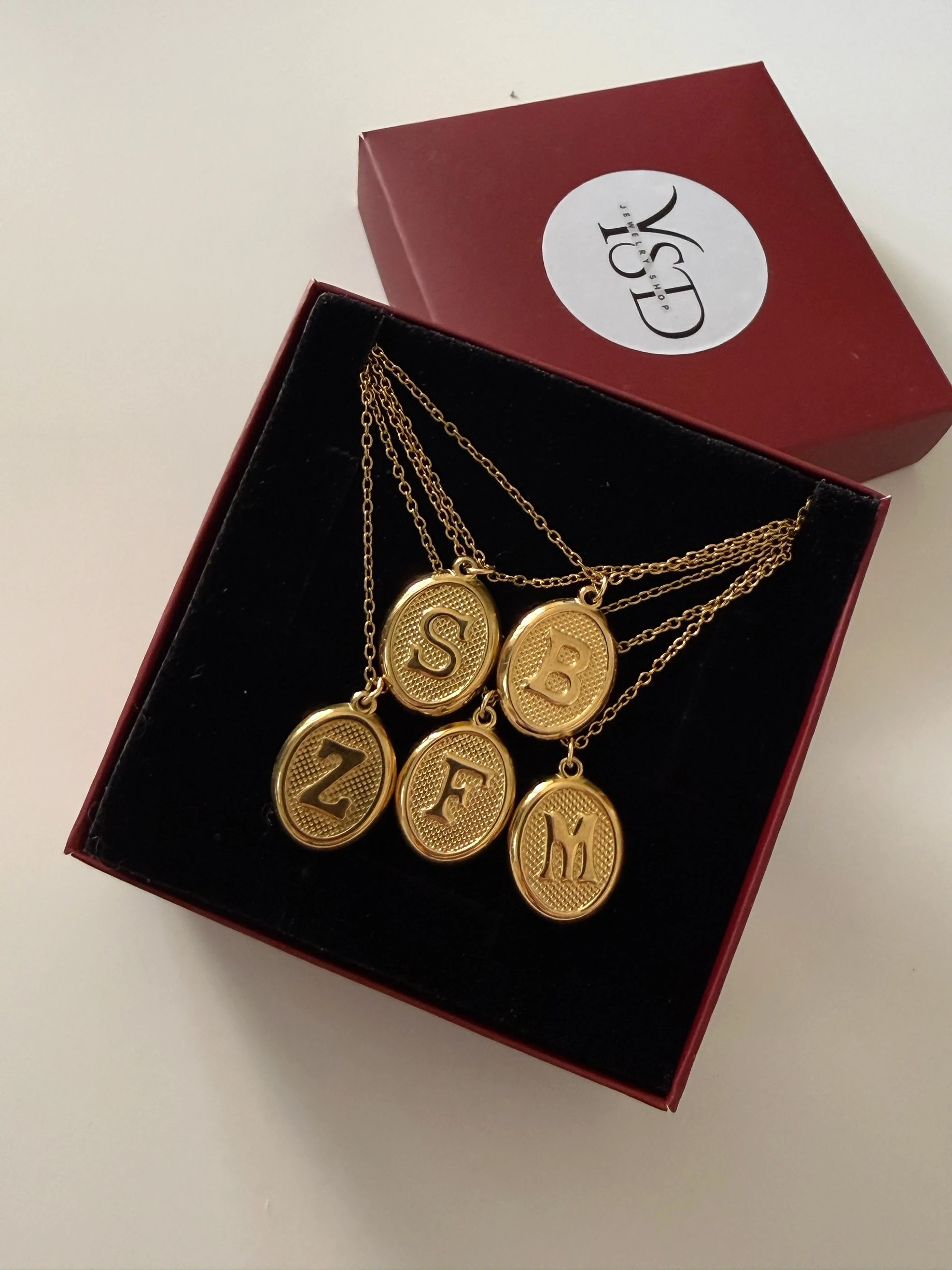 Çelik vintage plaka harf kolye