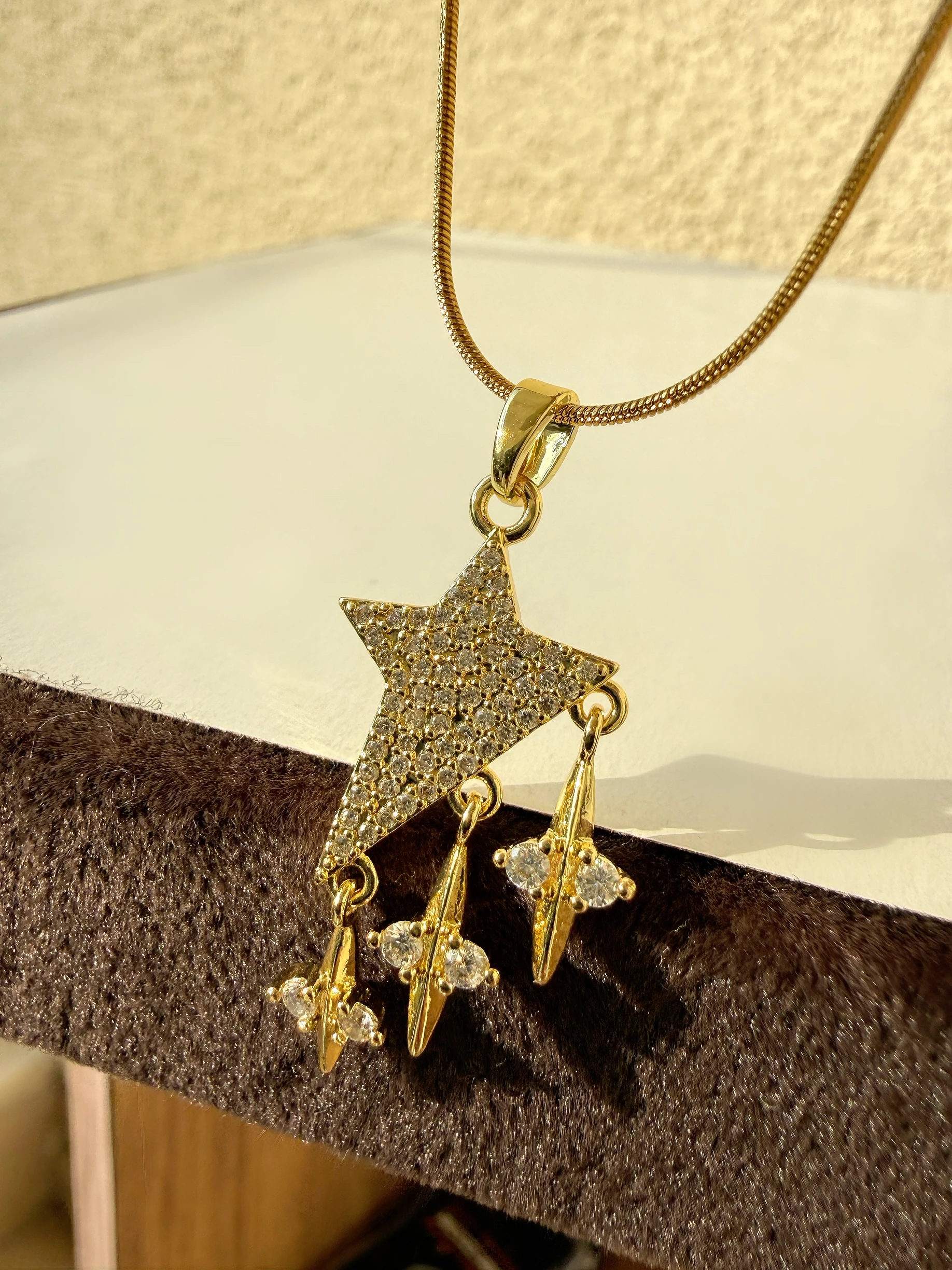 Sallantılı yıldız kolye