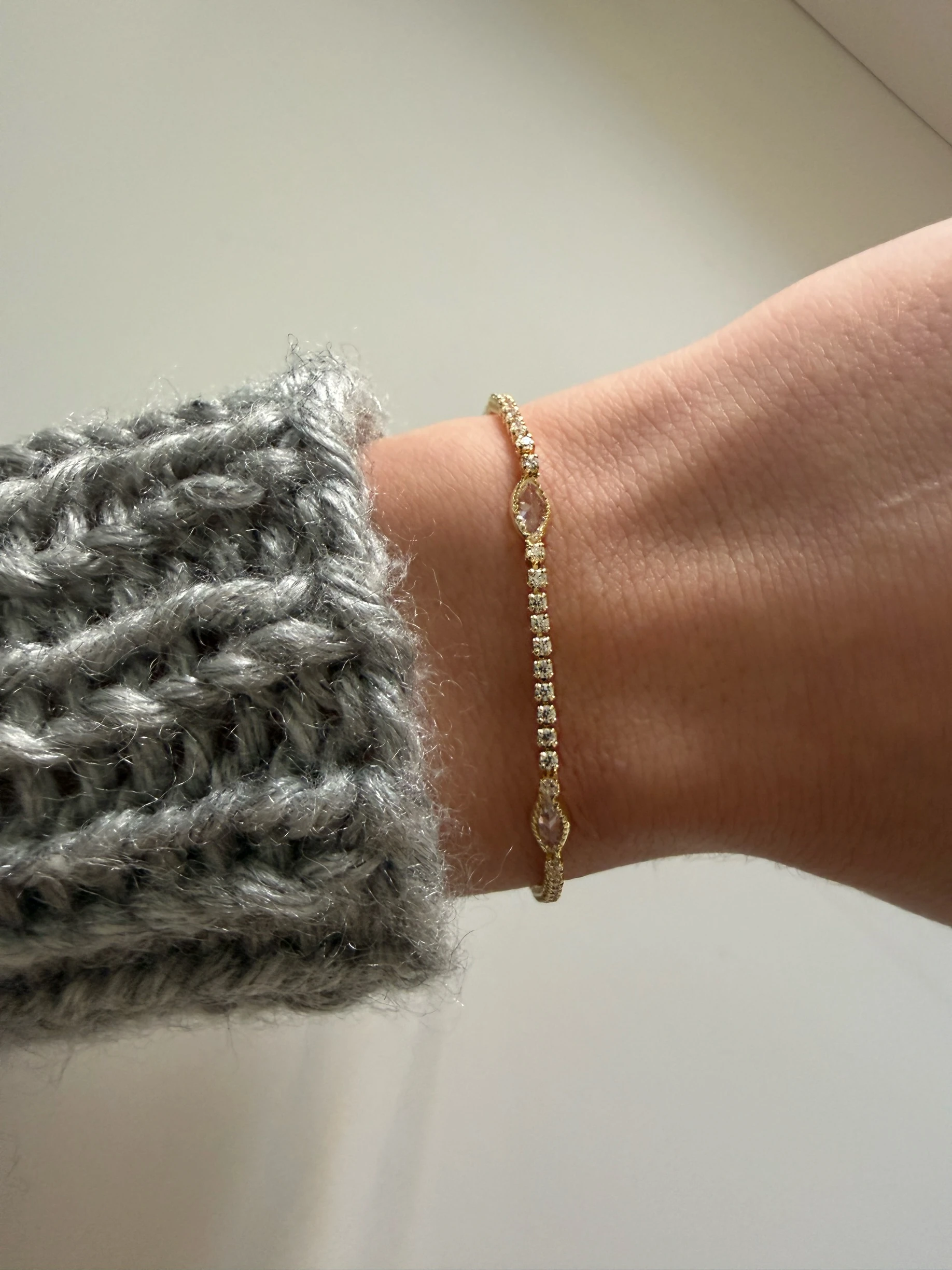 Minimal oval taş su yolu bileklik